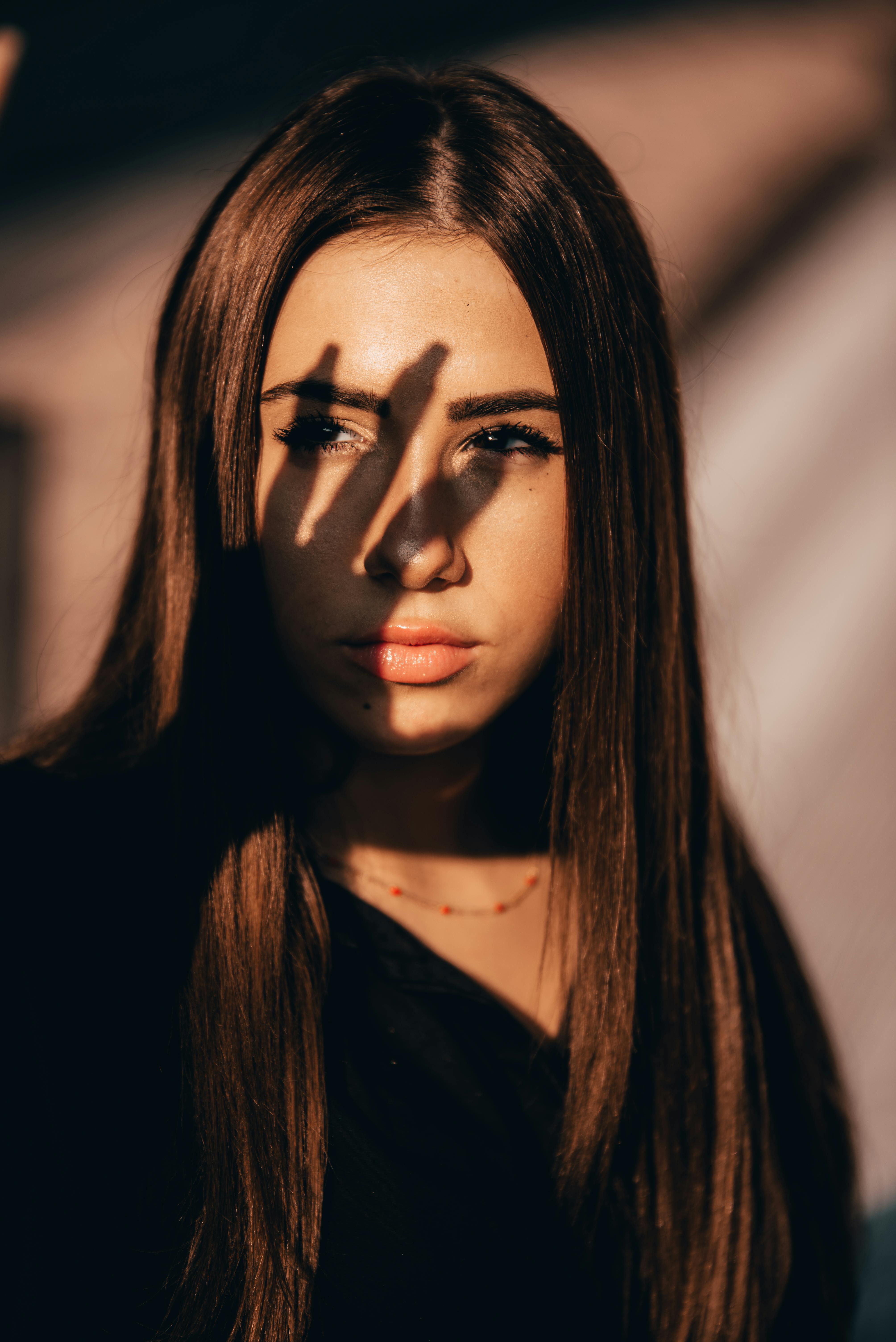 Una donna che strizza gli occhi | Fonte: Pexels