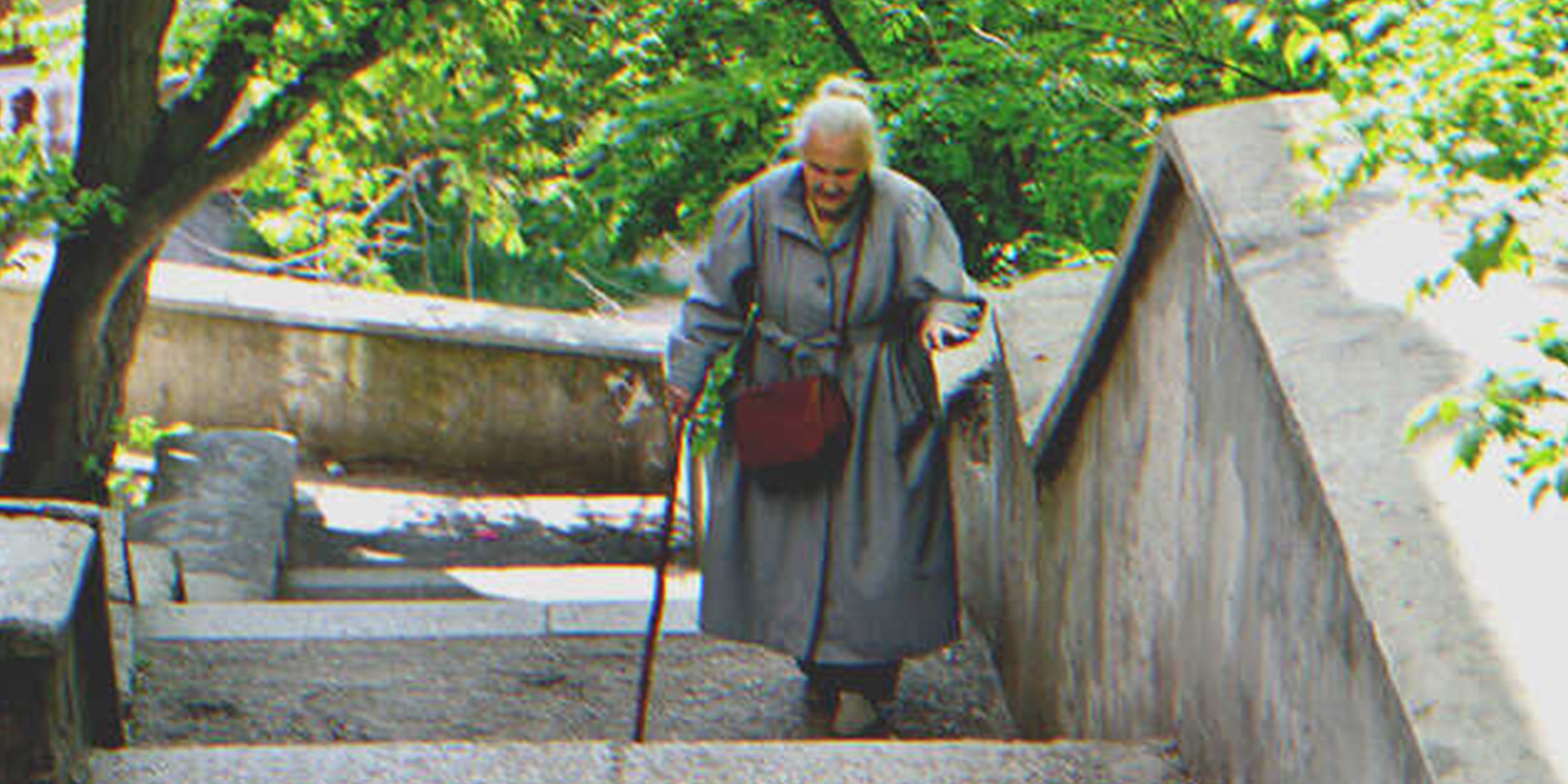 Una mujer mayor subiendo escaleras en un parque | Foto: Shutterstock