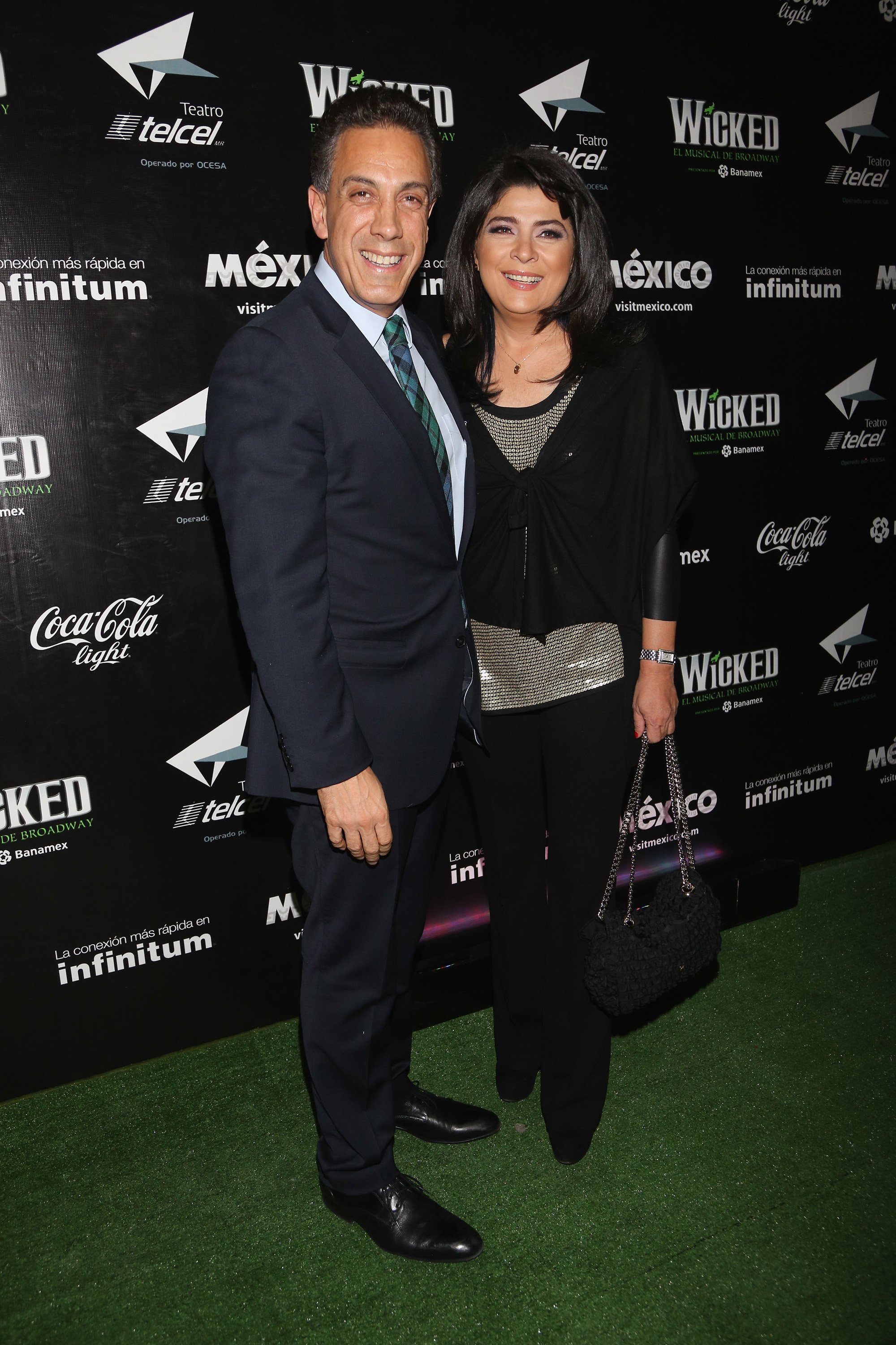 Victoria Ruffo y su esposo, Omar Fayad, en Ciudad de México en octubre de 2013. | Foto: Getty Images