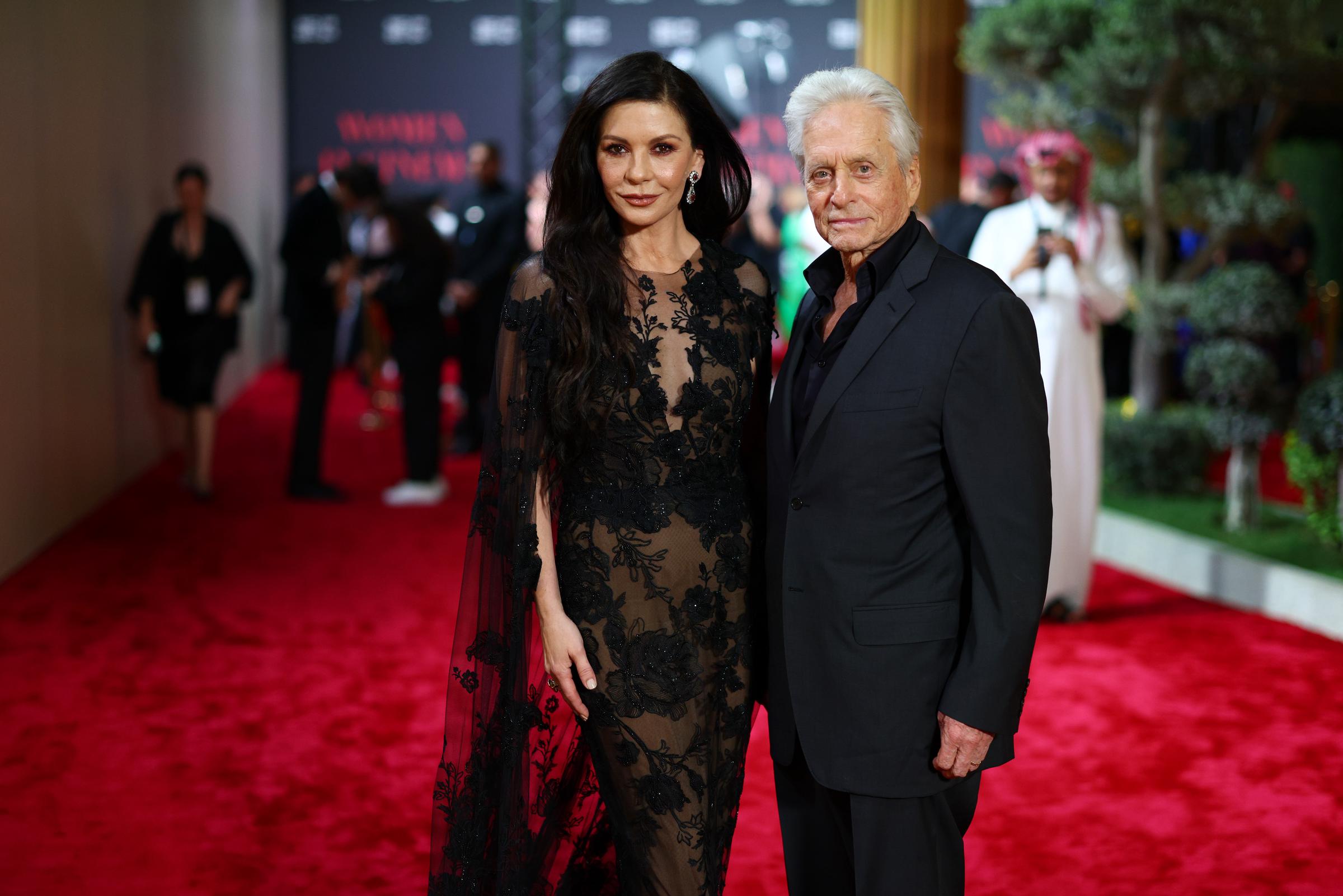 Catherine Zeta-Jones y Michael Douglas asisten a Women In Cinema durante el Festival Internacional de Cine del Mar Rojo en el Jeddah Yacht Club el 6 de diciembre de 2024 en Jeddah, Arabia Saudí. | Fuente: Getty Images