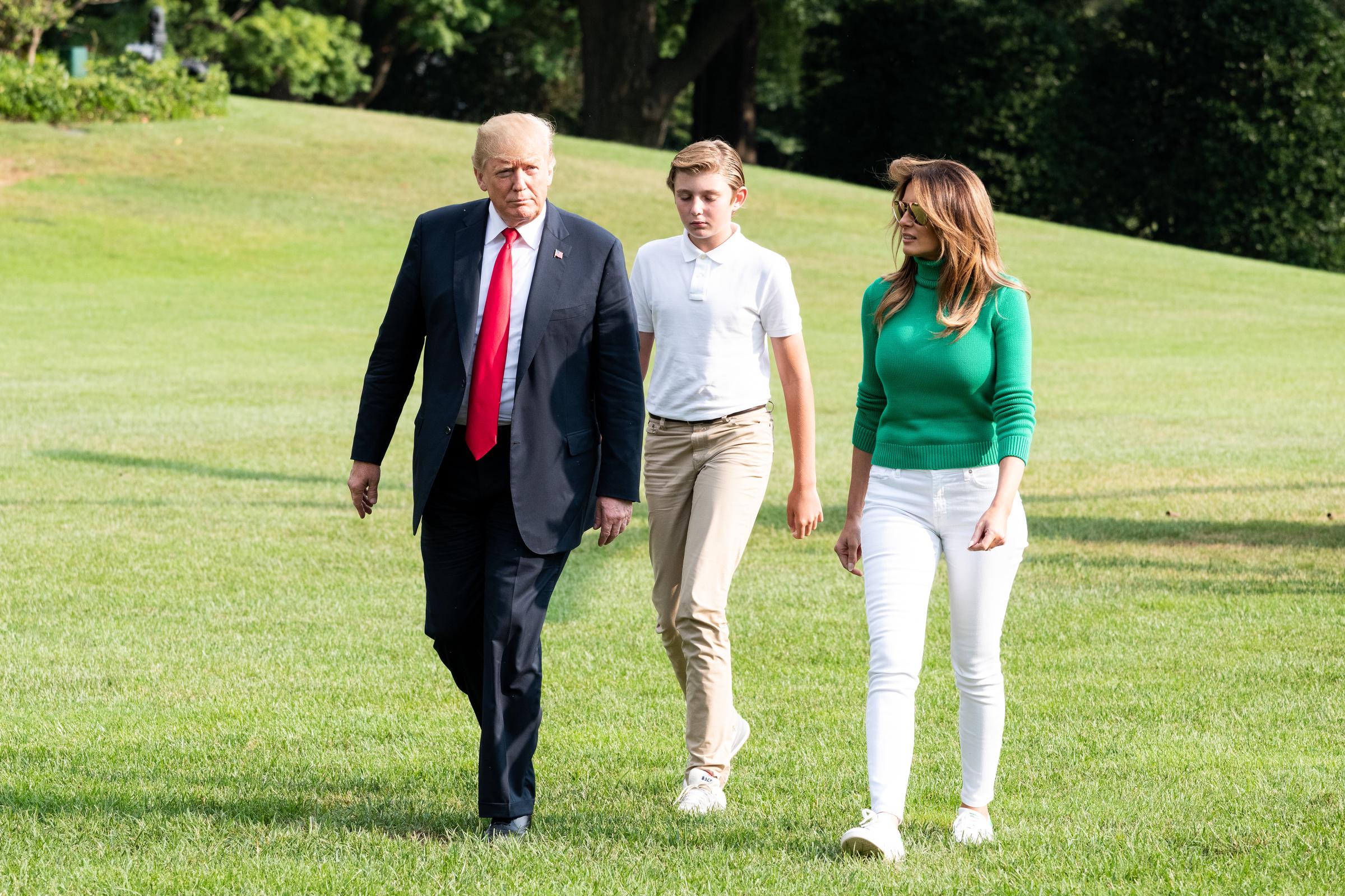 El presidente Donald Trump, la primera dama Melania Trump y Barron Trump regresan a la Casa Blanca en Washington, DC a través del helicóptero Marine One el 19 de agosto de 2018. | Fuente: Getty Images