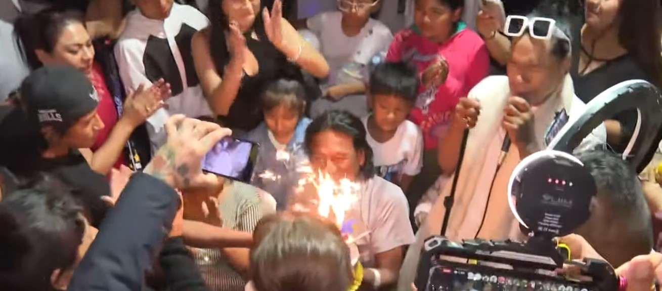 Máximo Napa Castro celebra con su familia. | Foto: YouTube/América Noticias