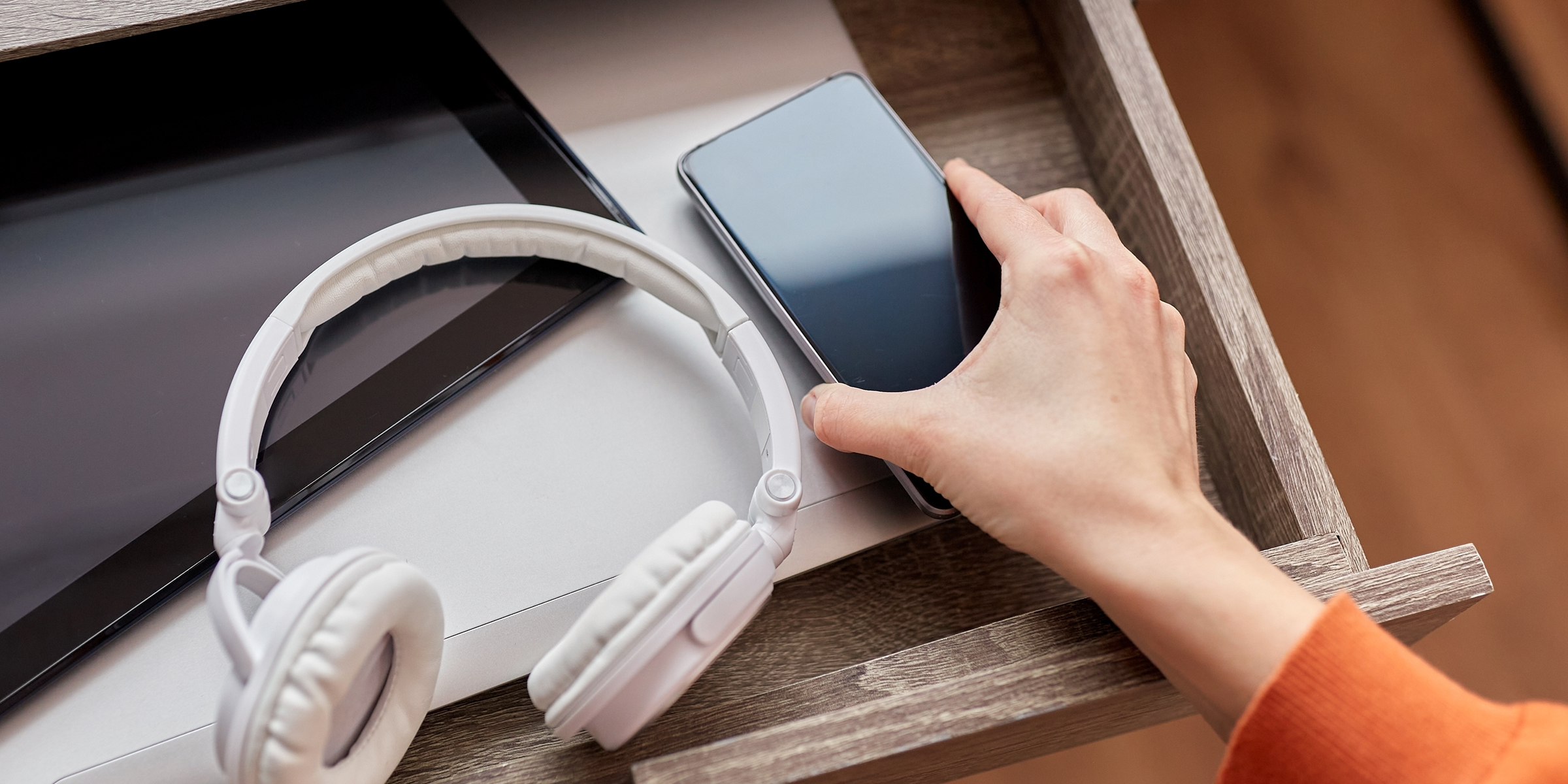 Una mujer cogiendo un teléfono móvil | Fuente: Shutterstock