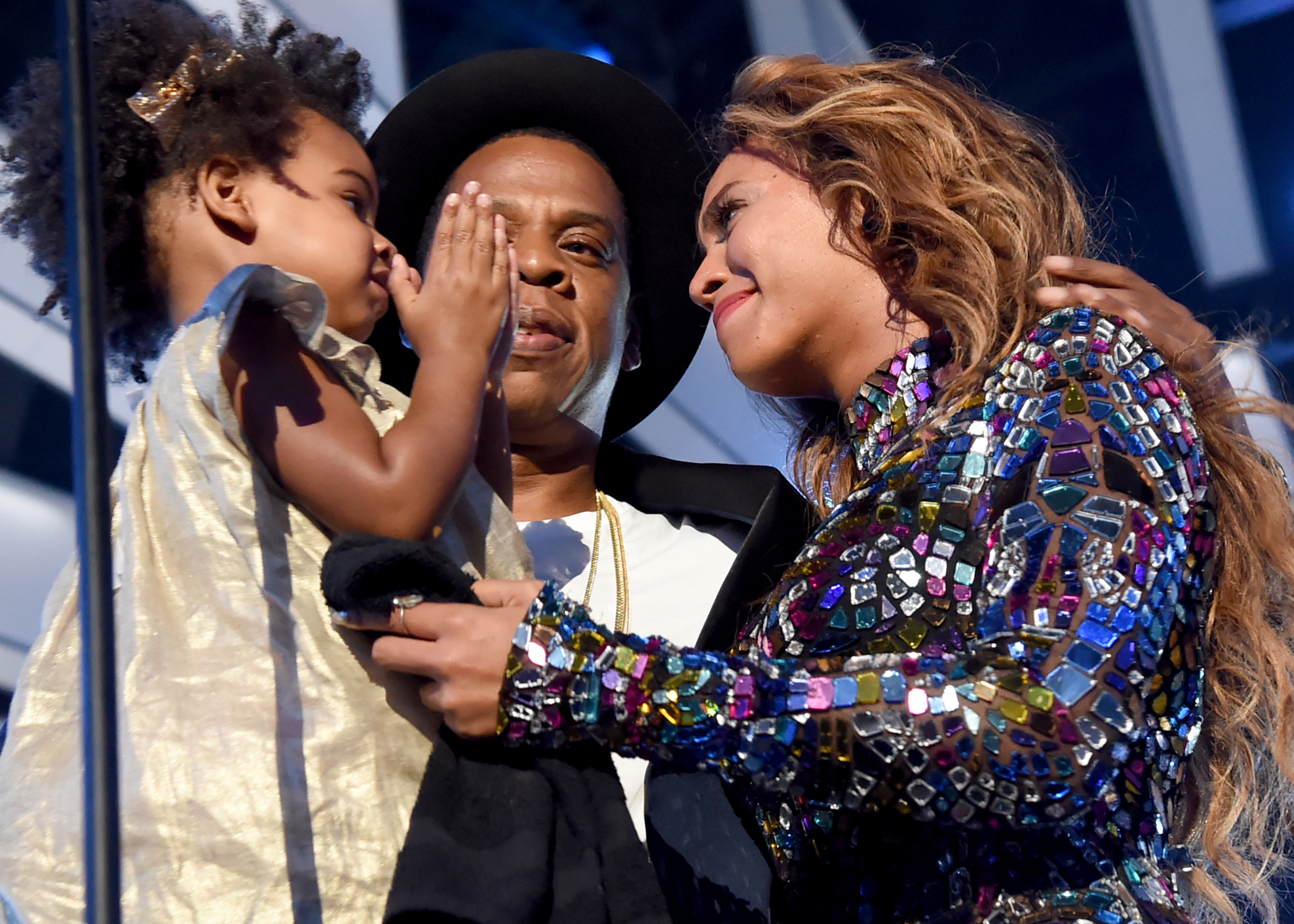 Jay Z y su hija Blue Ivy Carter entregan el Michael Jackson Video Vanguard Award a Beyonce el 24 de agosto de 2014 en Inglewood, California | Foto: Getty Images
