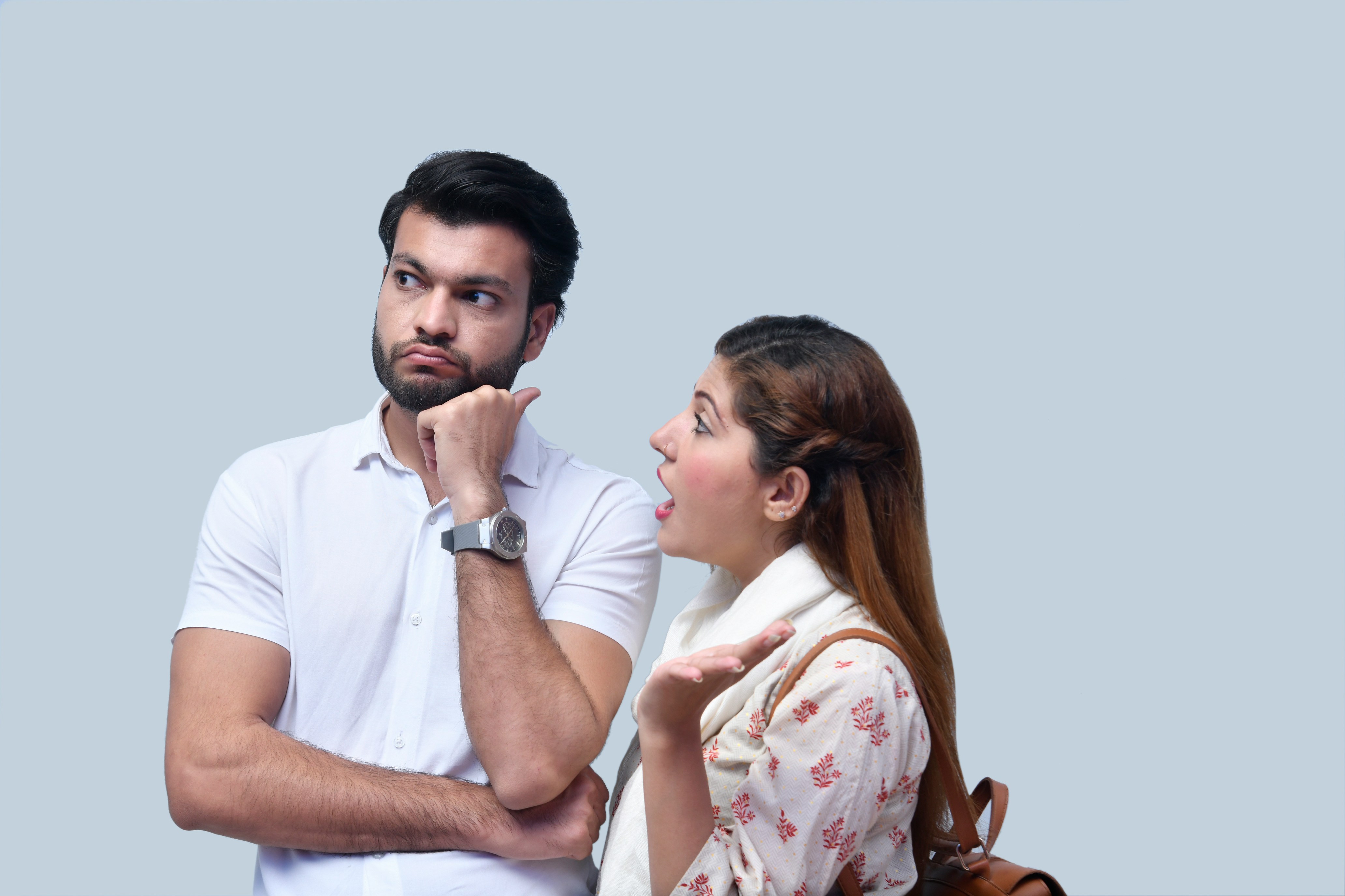 Mujer enfrentándose a un hombre | Fuente: Unsplash