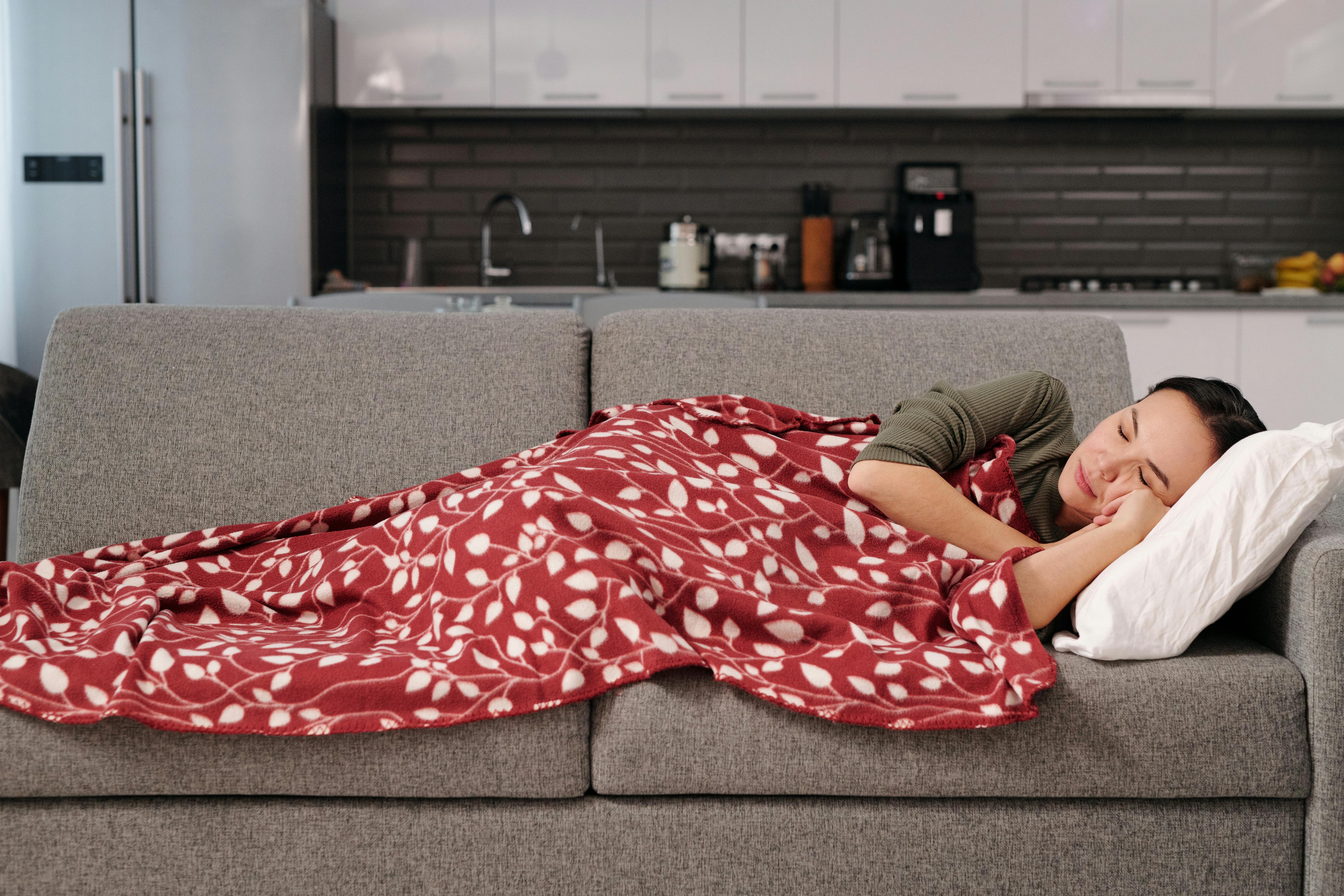 Una mujer durmiendo en un sofá | Fuente: Pexels