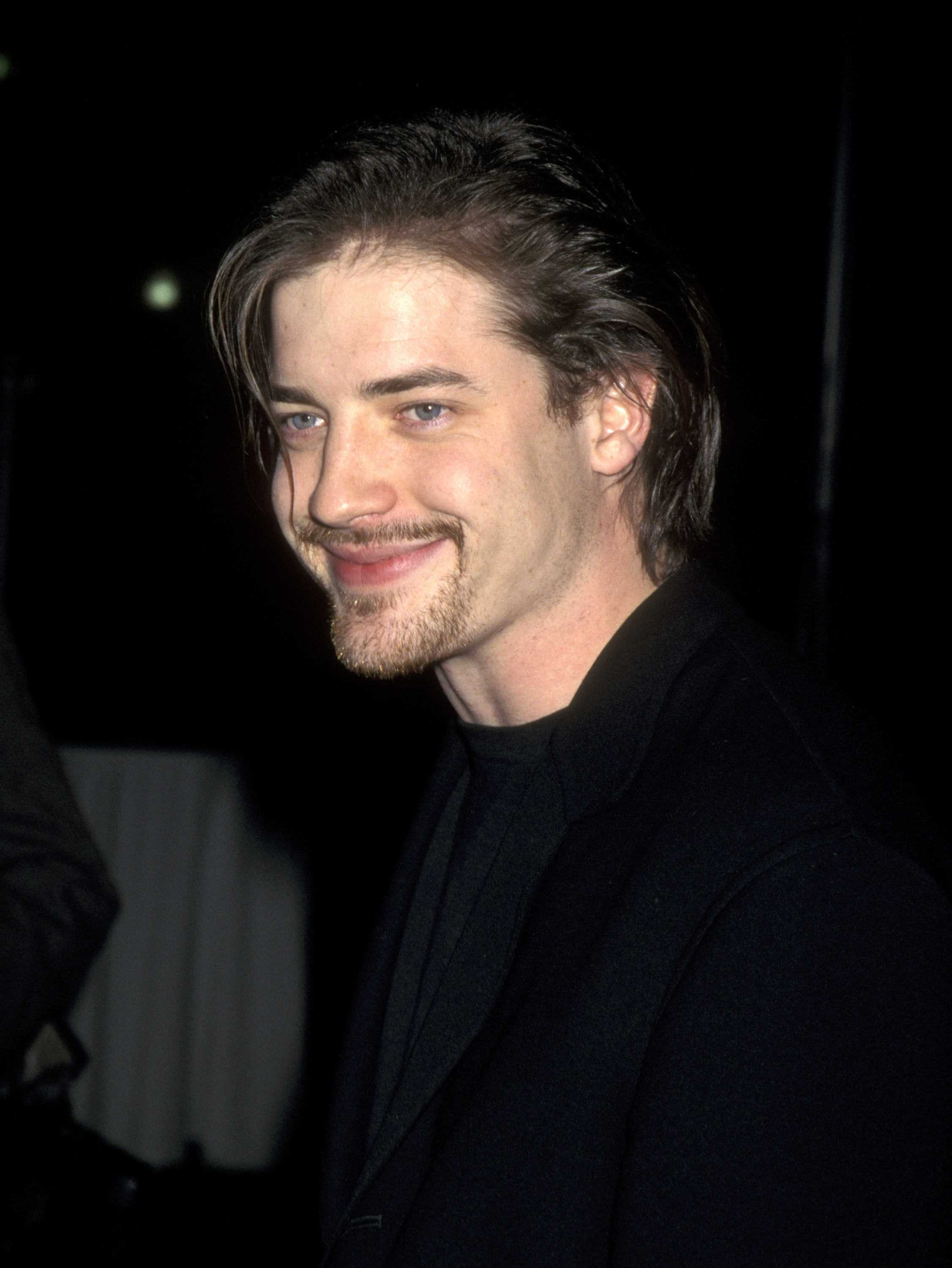 Antes de convertirse en el galán más famoso de Hollywood, Fraser se dio a conocer interpretando a un hombre de las cavernas descongelado en la comedia de 1992 "Encino Man". | Fuente: Getty Images