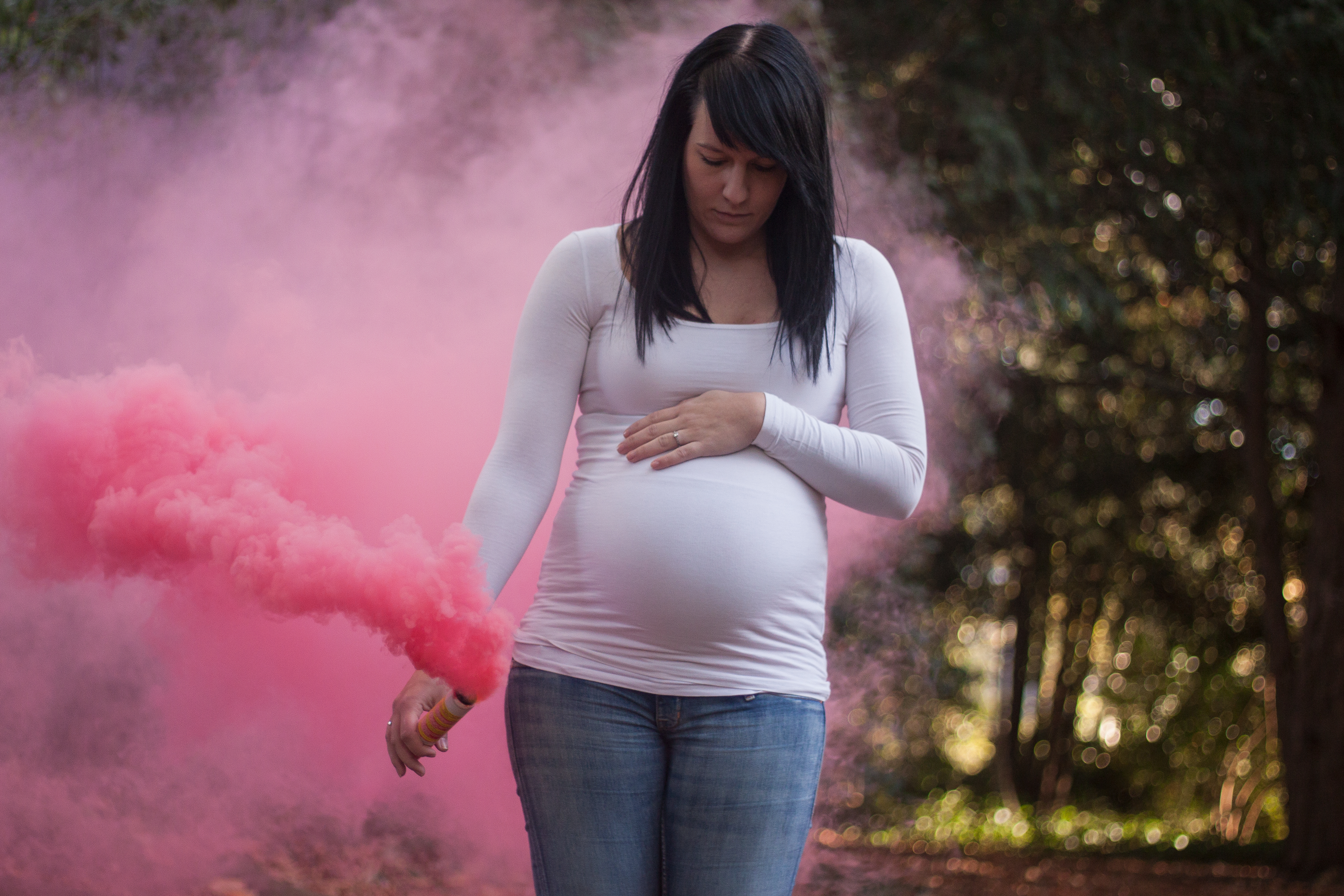 Una mujer embarazada rodeada de humo rosa | Fuente: Shutterstock