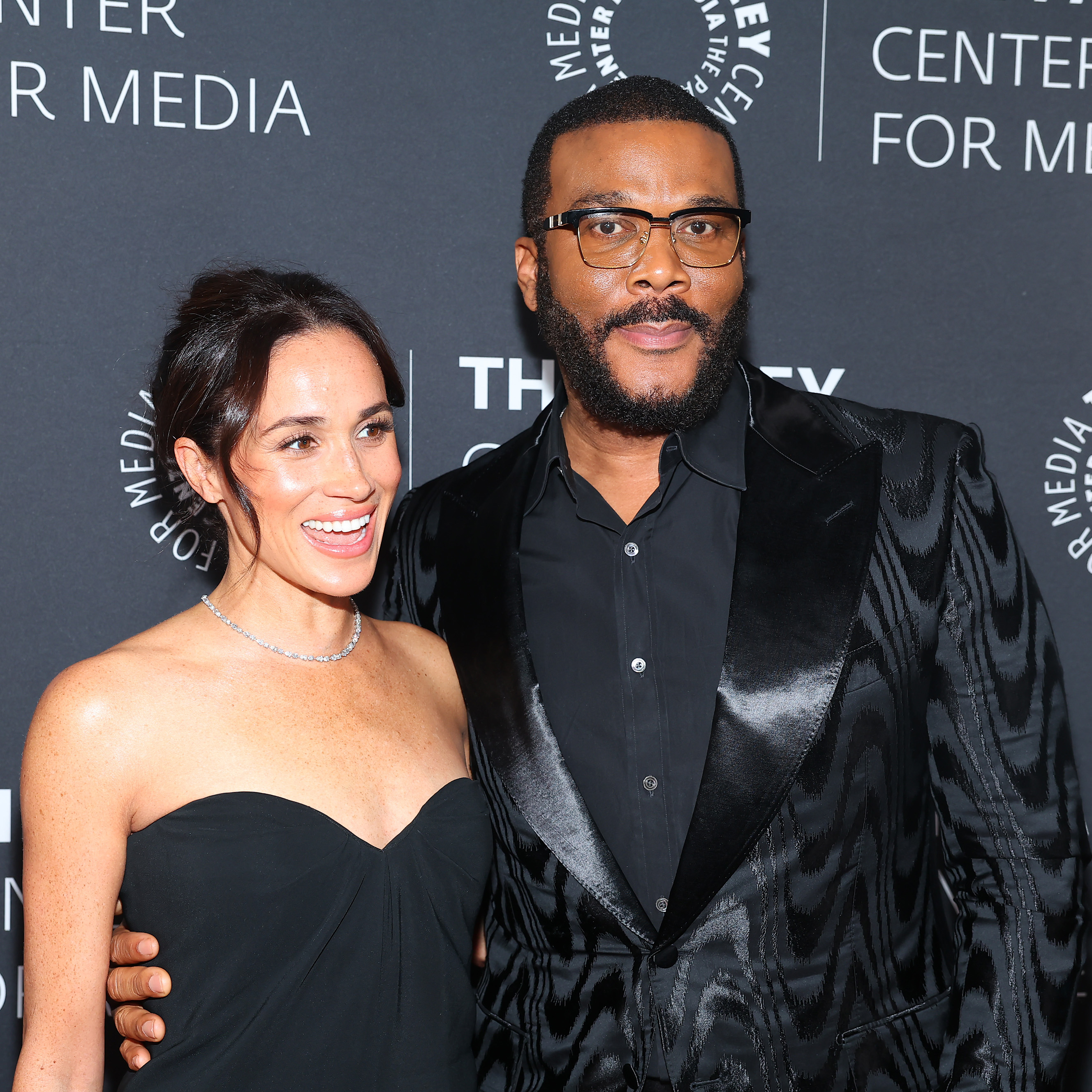 Meghan Markle y Tyler Perry posan juntos en The Paley Center for Media Hosts Paley Honors Fall Gala Honoring Tyler Perry el 4 de diciembre de 2024, en Beverly Hills, California. | Fuente: Getty Images