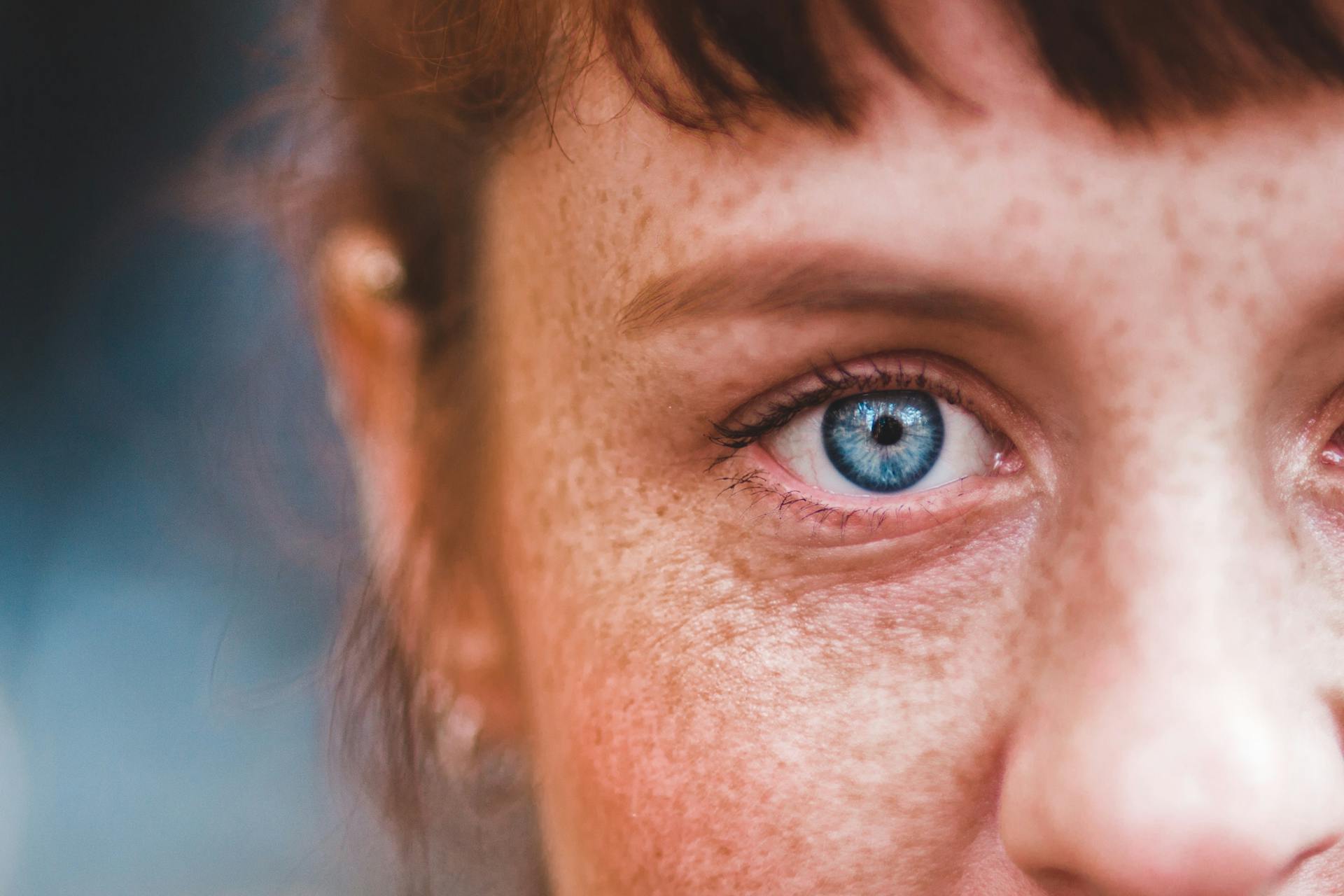 Primer plano de la cara de una mujer con ojos azules | Fuente: Pexels