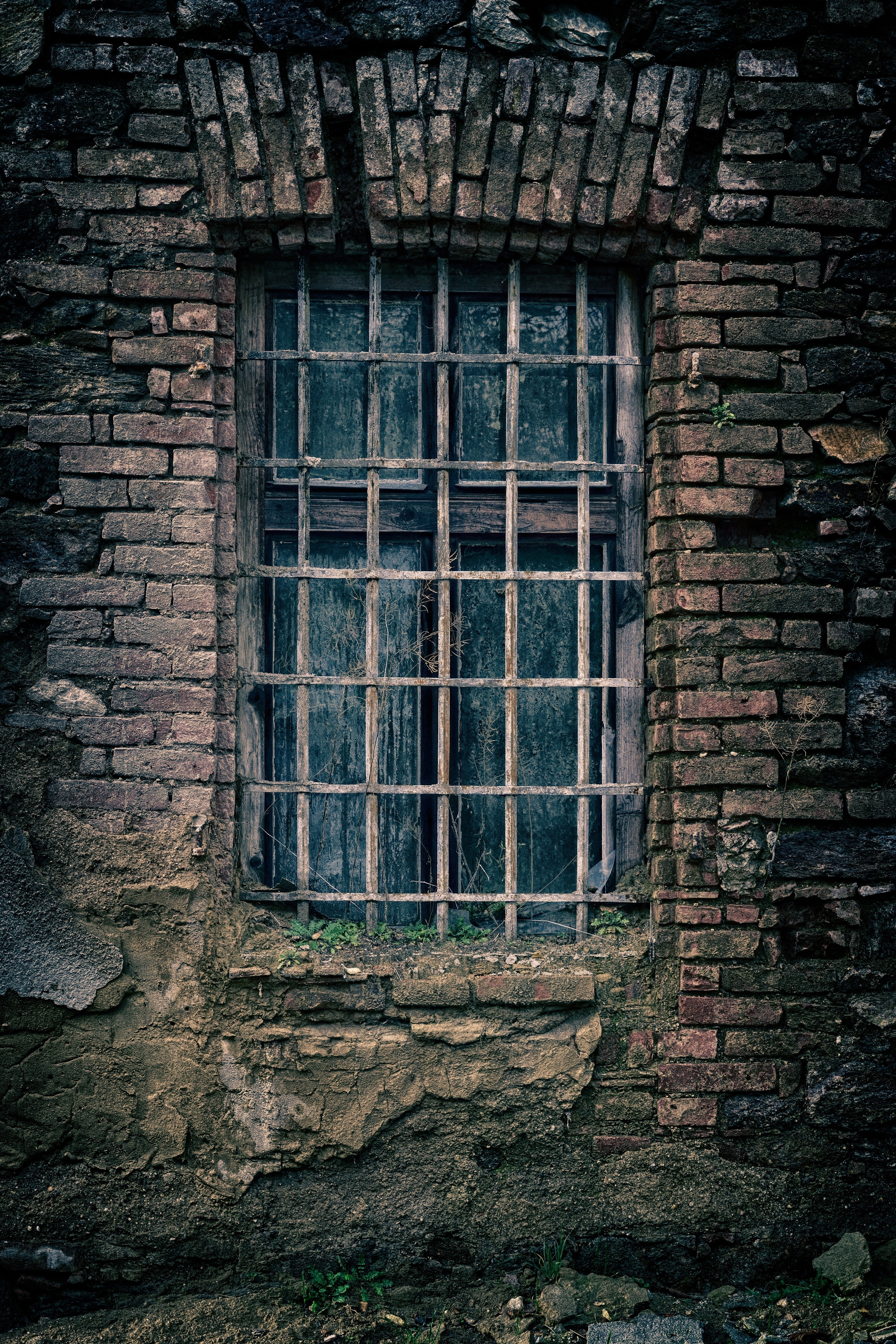 Pared de ladrillos con una reja. | Foto: Pexels