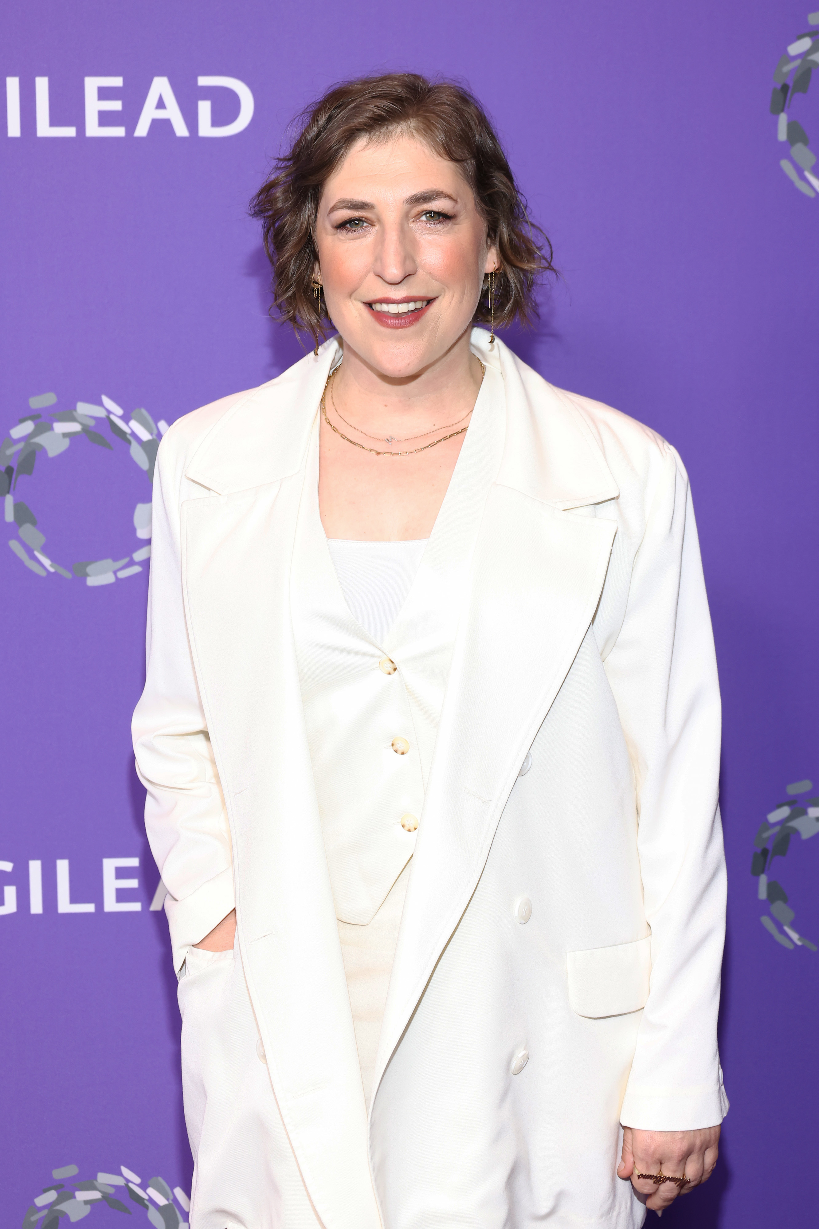 Mayim Bialik posa mientras el Centro LGBT de Los Ángeles celebra la Gala del Centro en Los Ángeles, California, el 22 de abril de 2023 | Fuente: Getty Images