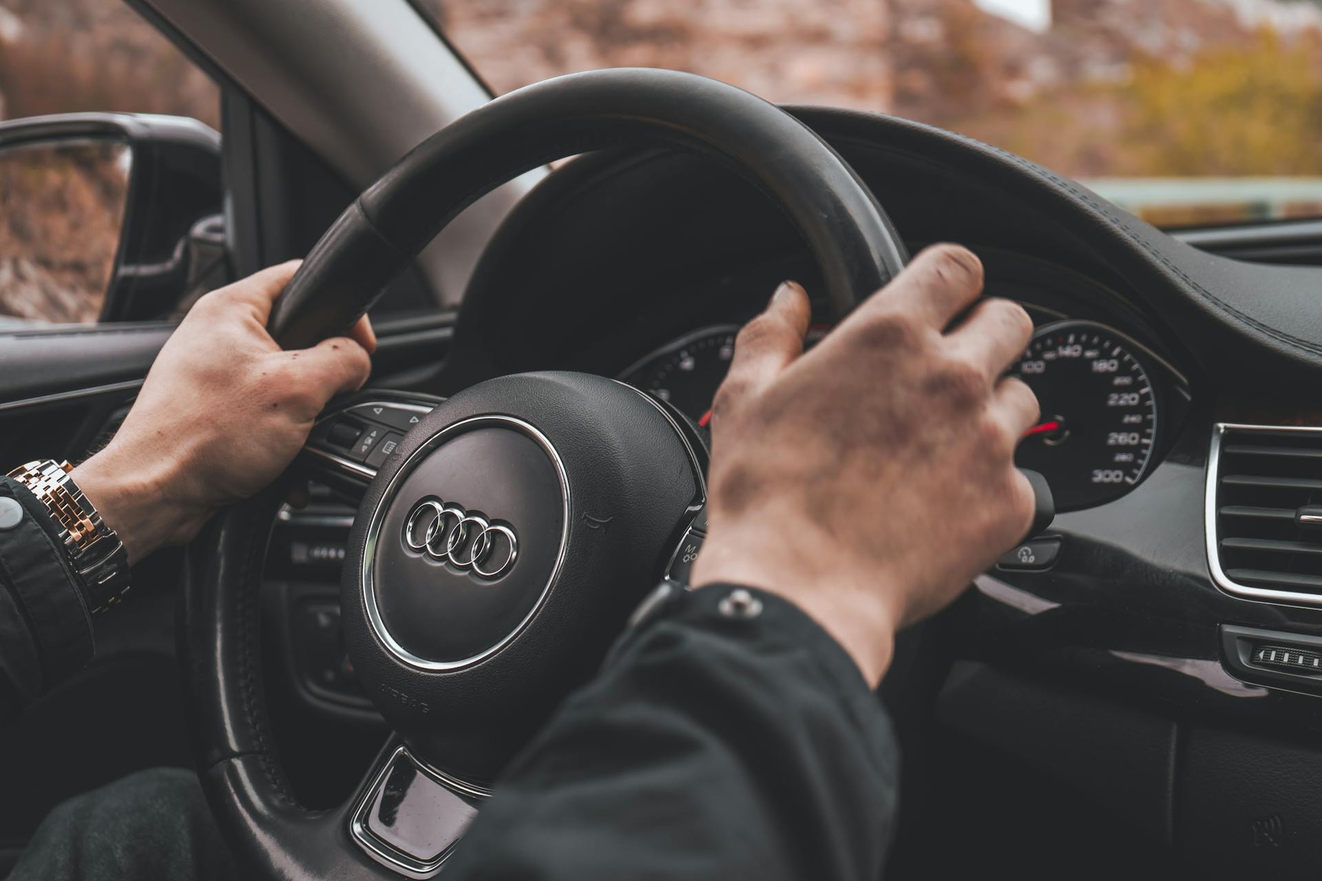 Las manos de un hombre sobre un volante | Fuente: Pexels