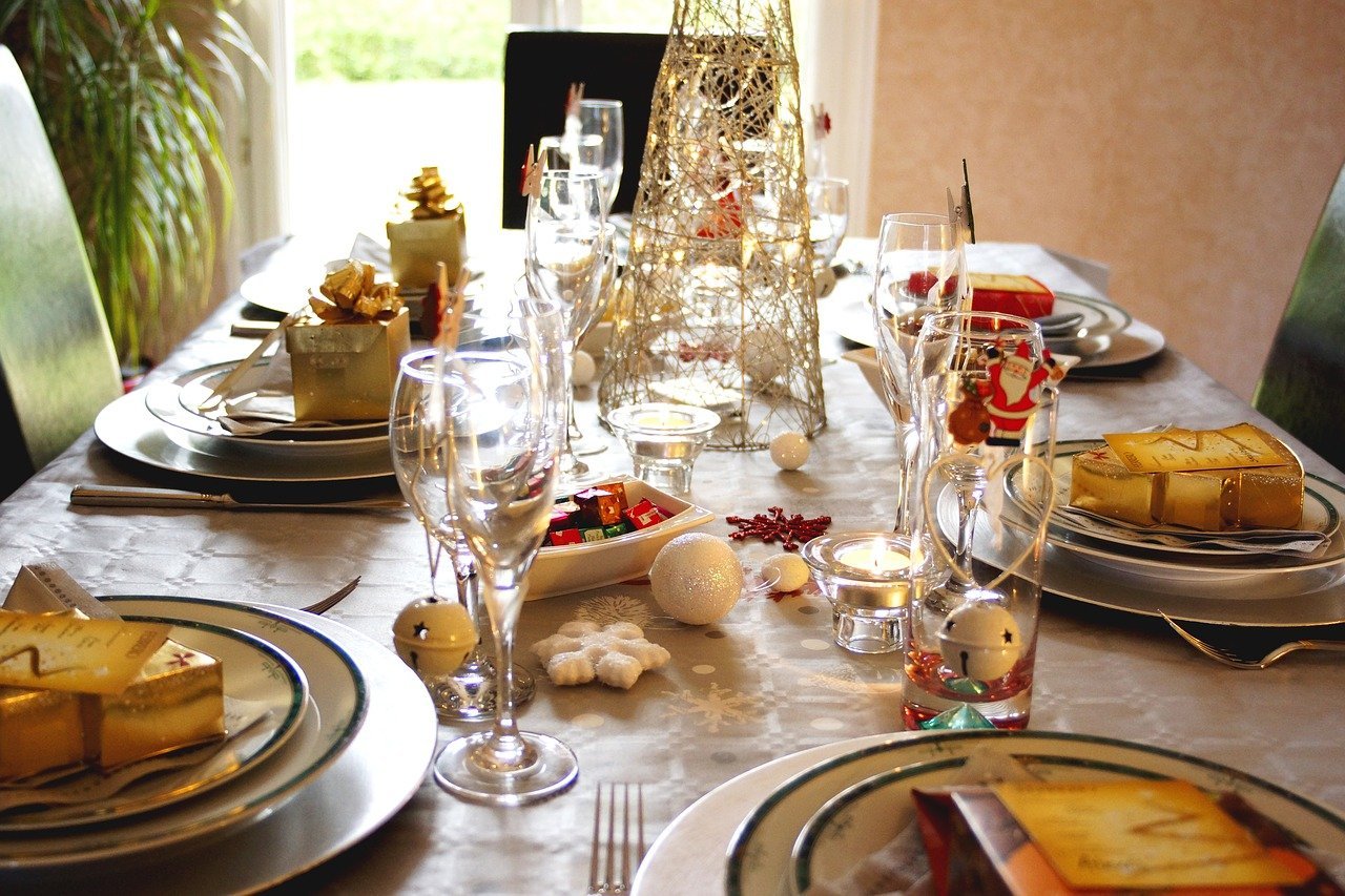 Mesa decorada para la cena de Navidad. | Foto: Pixabay