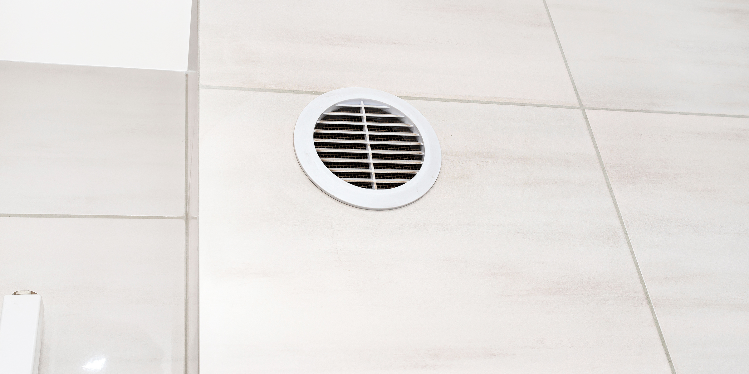 Una rejilla de ventilación en un cuarto de baño | Fuente: Shutterstock