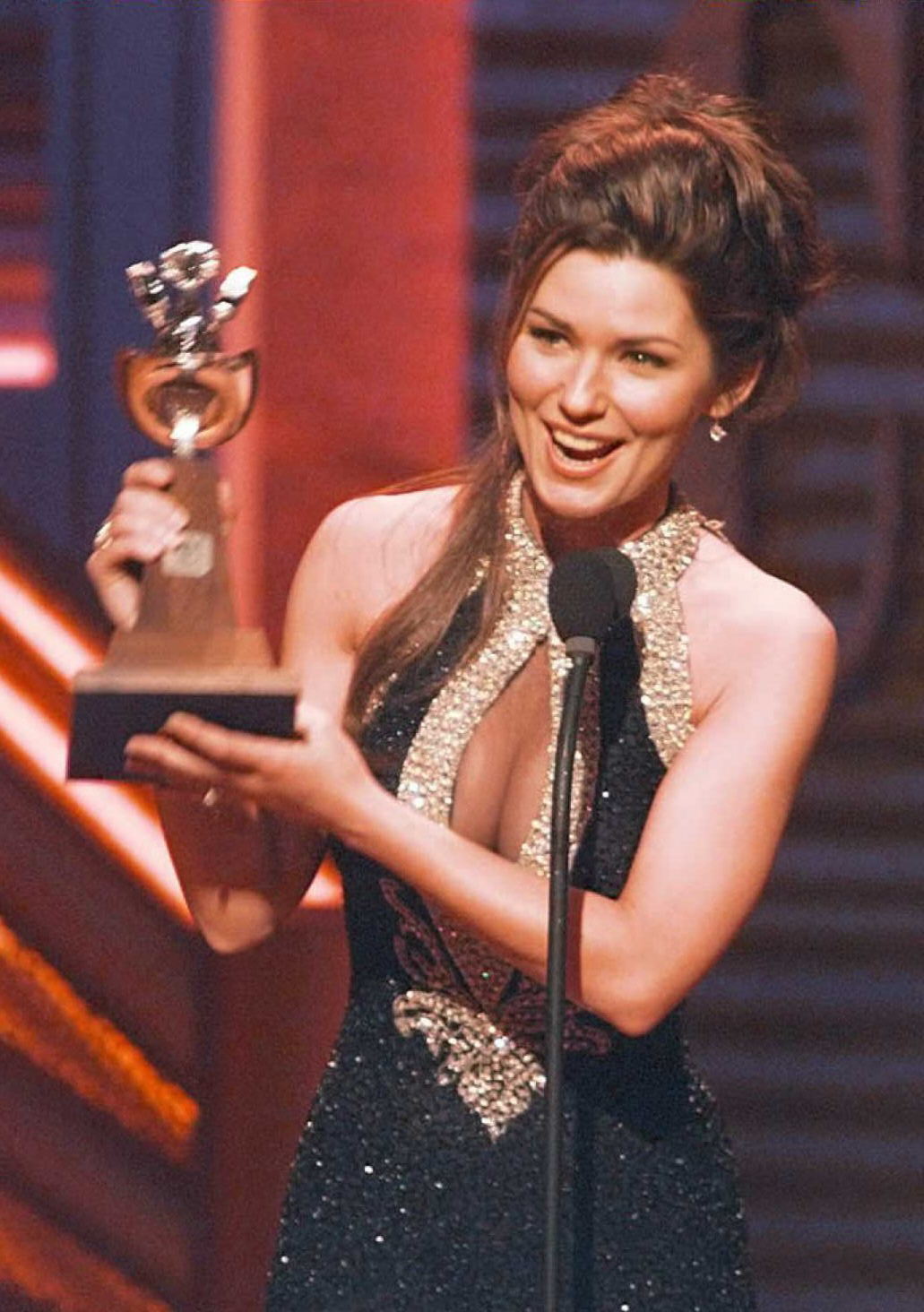 Shania Twain en los 31 Annual Country Music Awards el 19 de abril de 1996 | Fuente: Getty Images