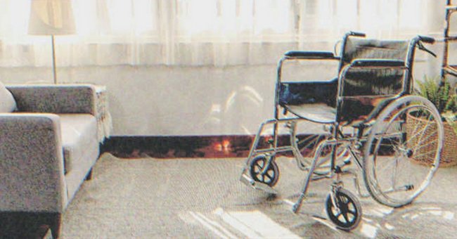 Una silla de ruedas vacía en el medio de la sala. | Foto: Shutterstock