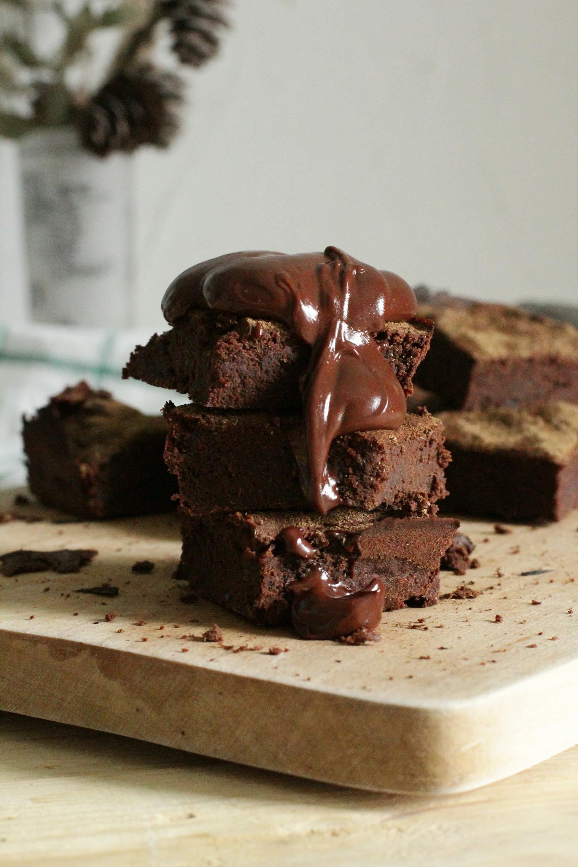 Primer plano de brownies apilados sobre una tabla de cortar | Fuente: Pexels