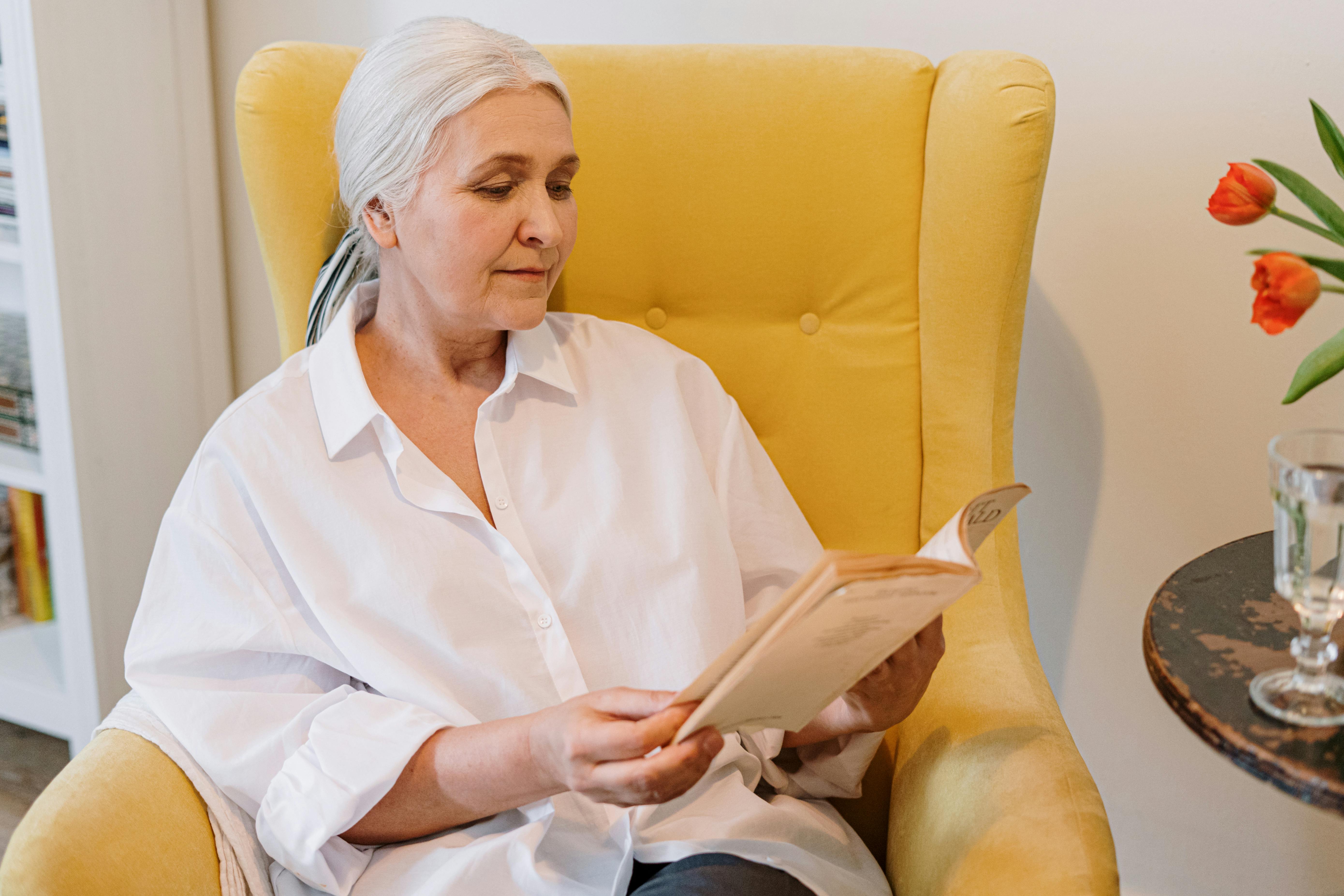Abuela leyendo en una silla | Foto: Pexels