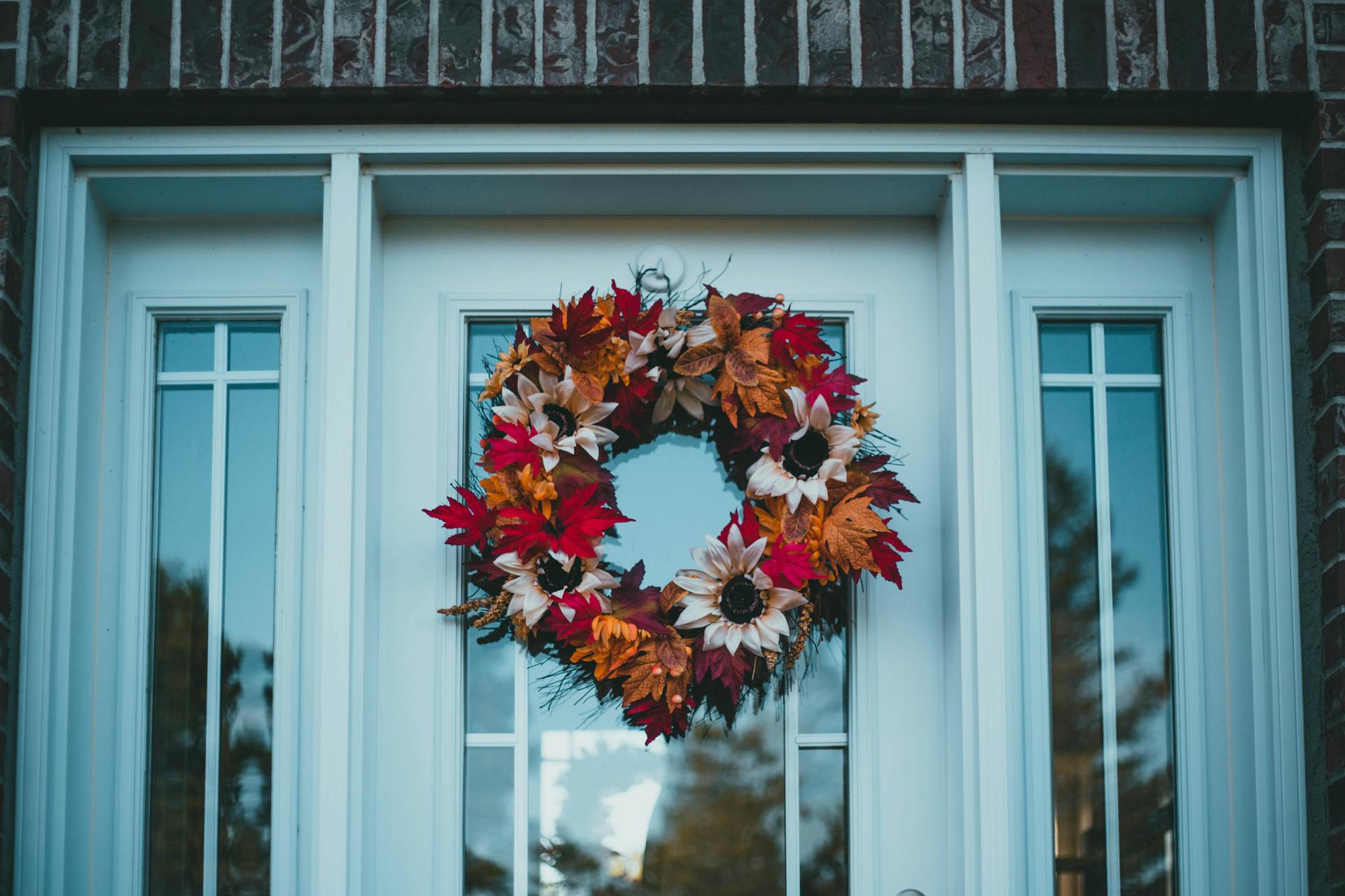 Una puerta de entrada con una corona | Fuente: Pexels