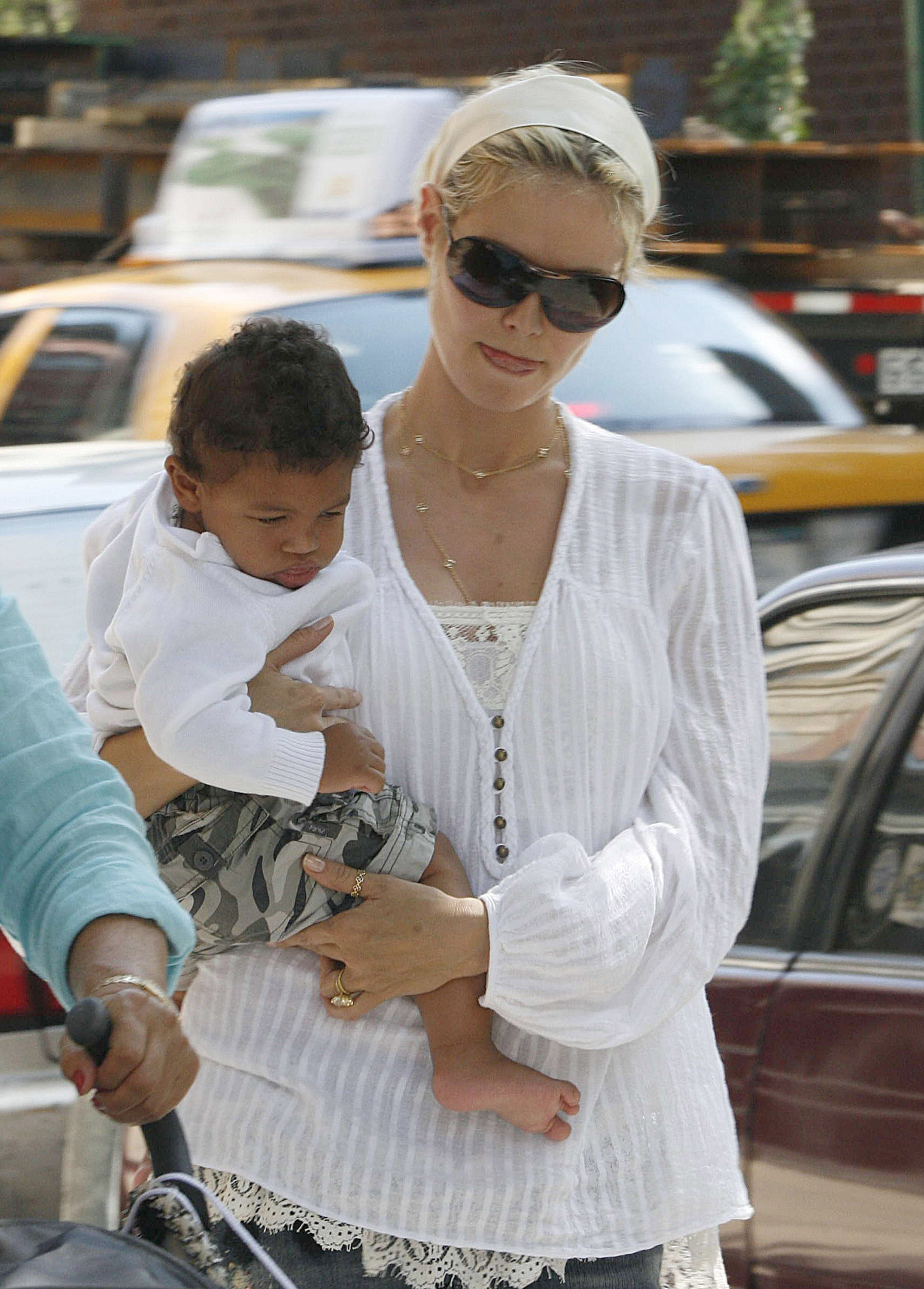 Heidi Klum con su hijo Henry Samuel en brazos en Nueva York el 15 de junio de 2006 | Fuente: Getty Images