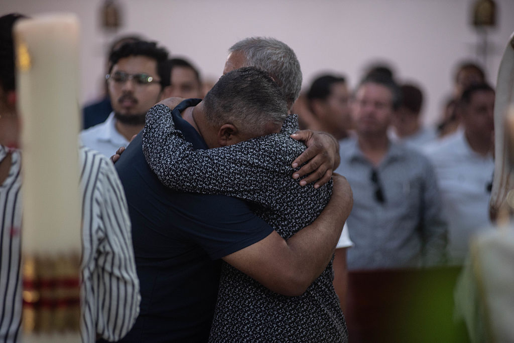 Deudos lloran la muerte de América Yamilet en su funeral en Xalapa, México. | Foto: Getty Images