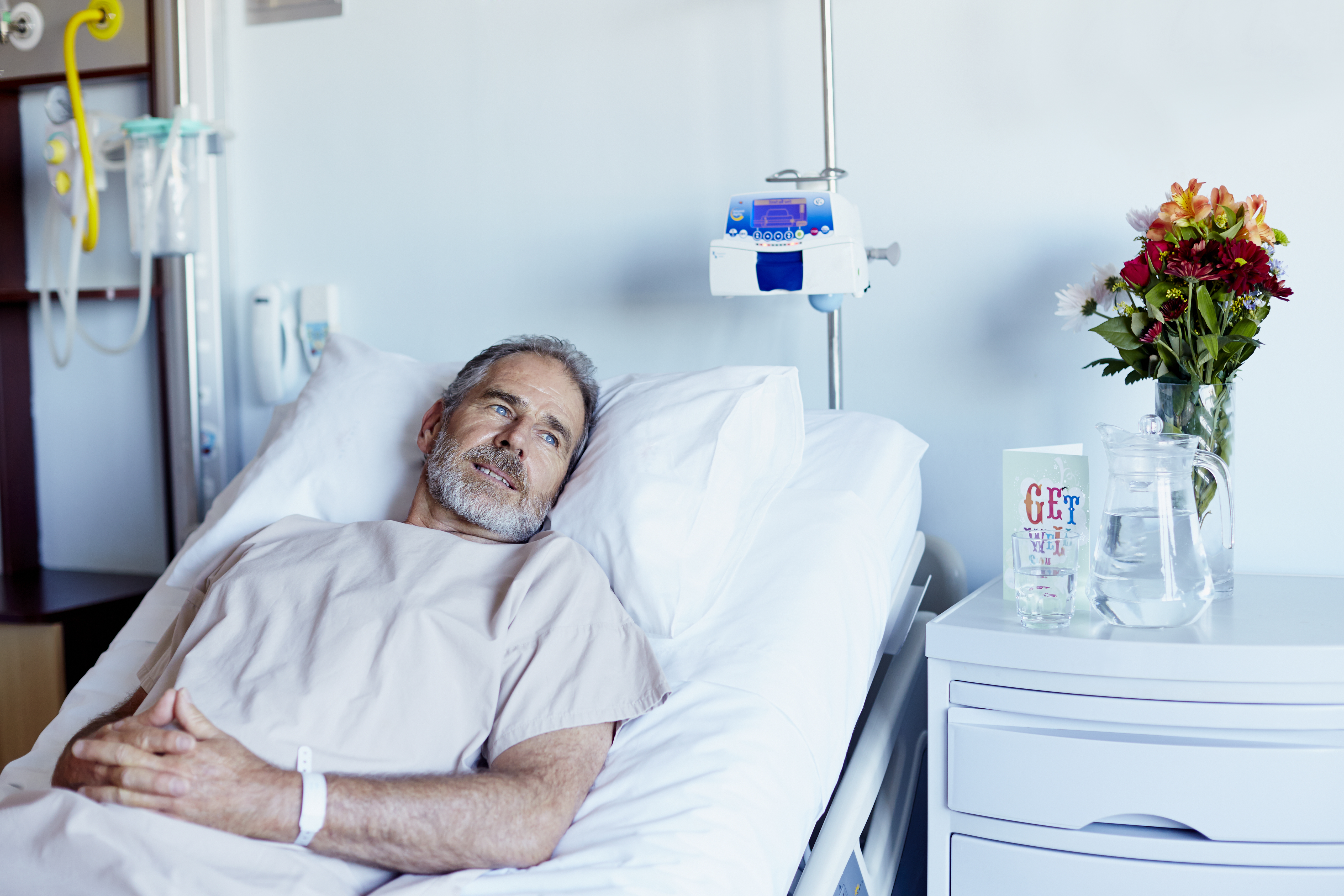 Hombre pensativo relajándose en una sala de hospital | Foto: Getty Images