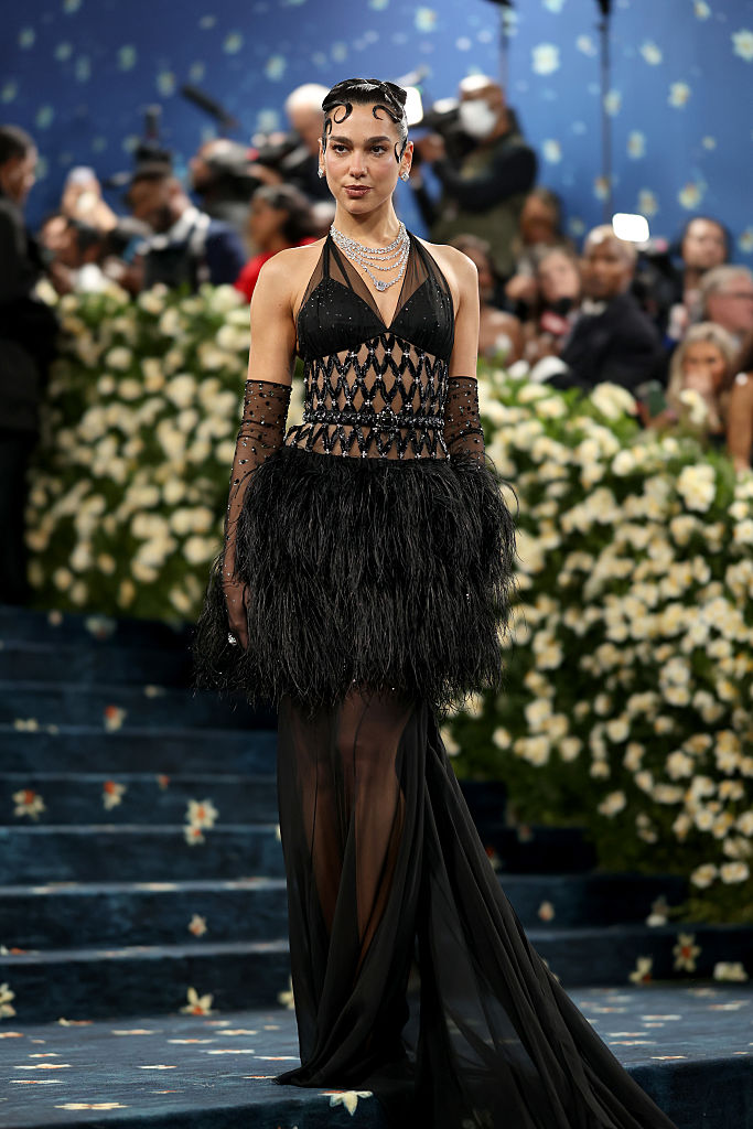 Dua Lipa en la Met Gala 2025, realizada el 5 de mayo en el Museo Metropolitano de Arte de la ciudad de Nueva York, celebrando el tema "Superfine: Tailoring Black Style".