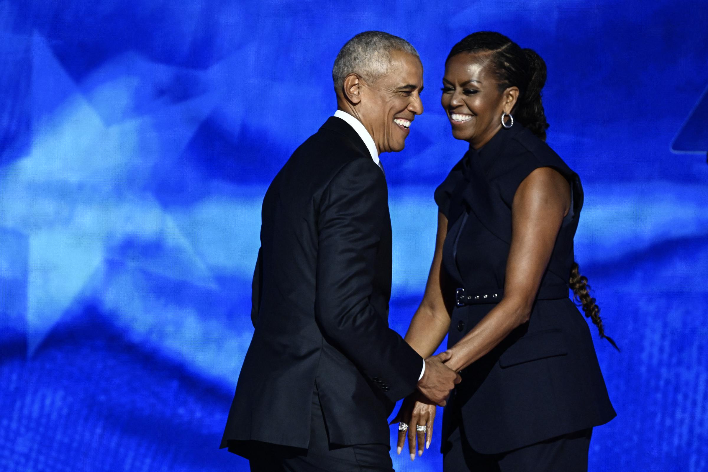 Esta imagen de Getty, de agosto de 2024, muestra a Barack saludando a Michelle en el escenario durante la segunda noche de la Convención Nacional Demócrata en Chicago. | Fuente: Getty Images