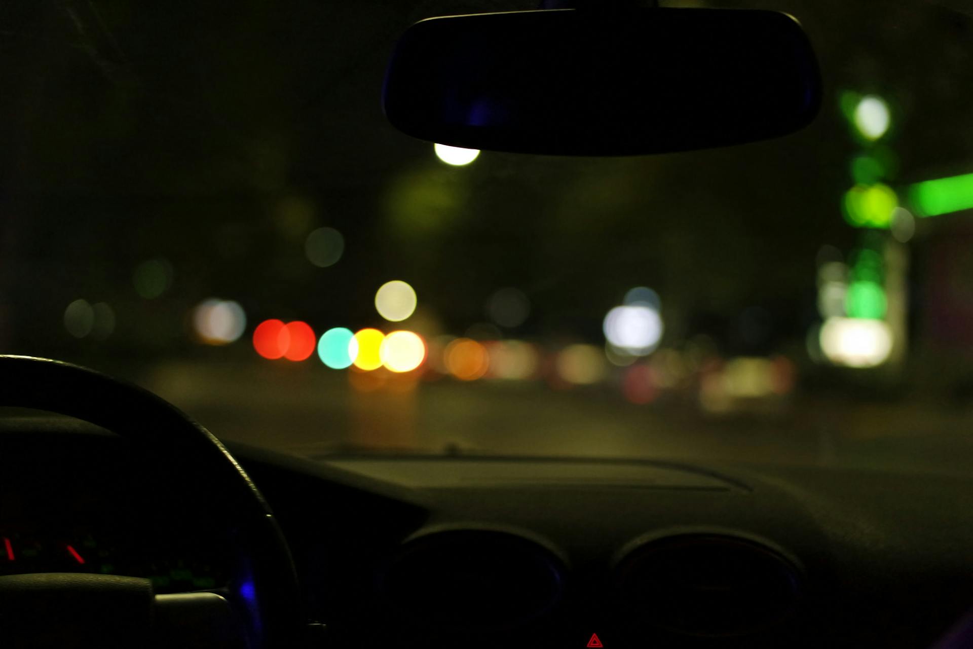 Una persona conduciendo un Automóvil de noche | Fuente: Pexels