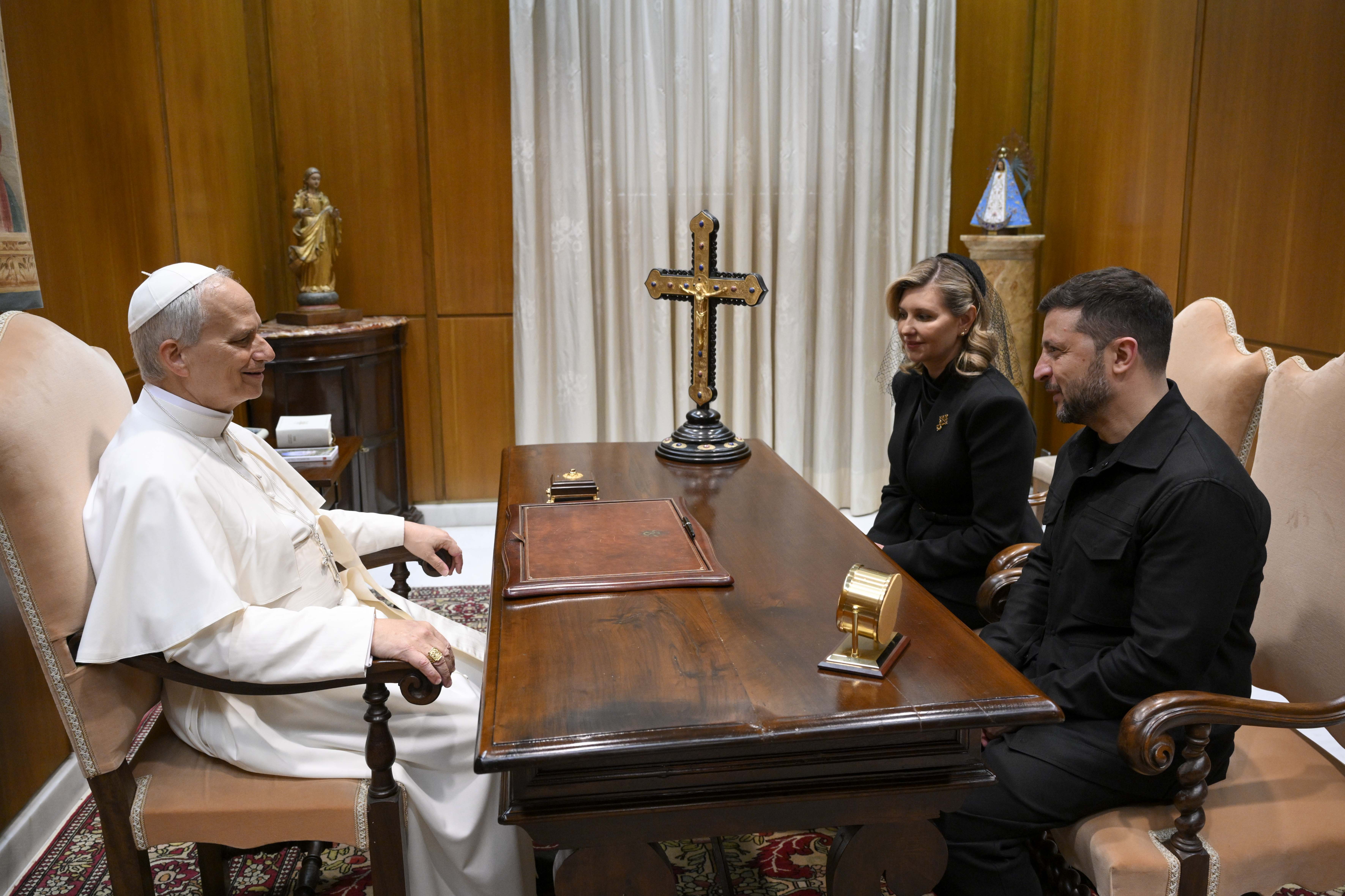Encuentro del papa León XIV con el presidente de Ucrania, Volodymyr Zelenskyy, tras la misa inaugural del papado del papa León XIV, el 18 de mayo de 2025 en la Ciudad del Vaticano. | Fuente: Getty Images
