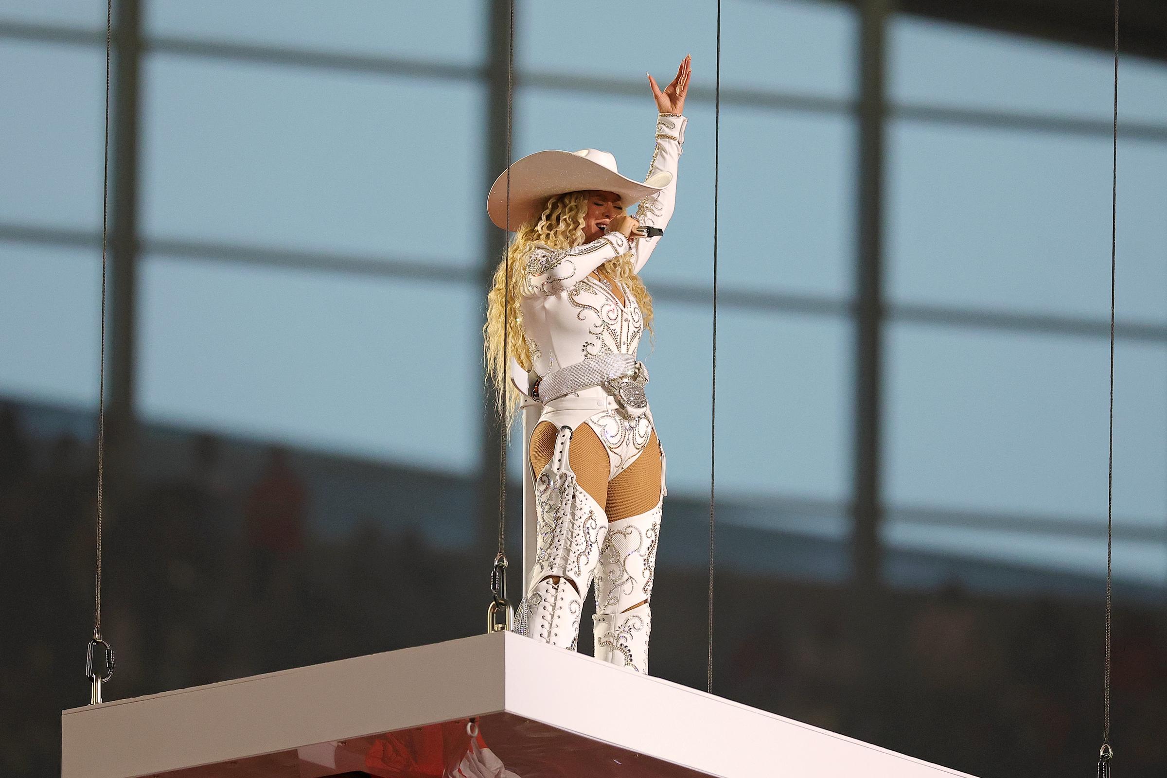 Beyoncé actúa durante el espectáculo del descanso del partido entre los Baltimore Ravens y los Houston Texans en el NRG Stadium el 25 de diciembre de 2024 en Houston, Texas | Fuente: Getty Images