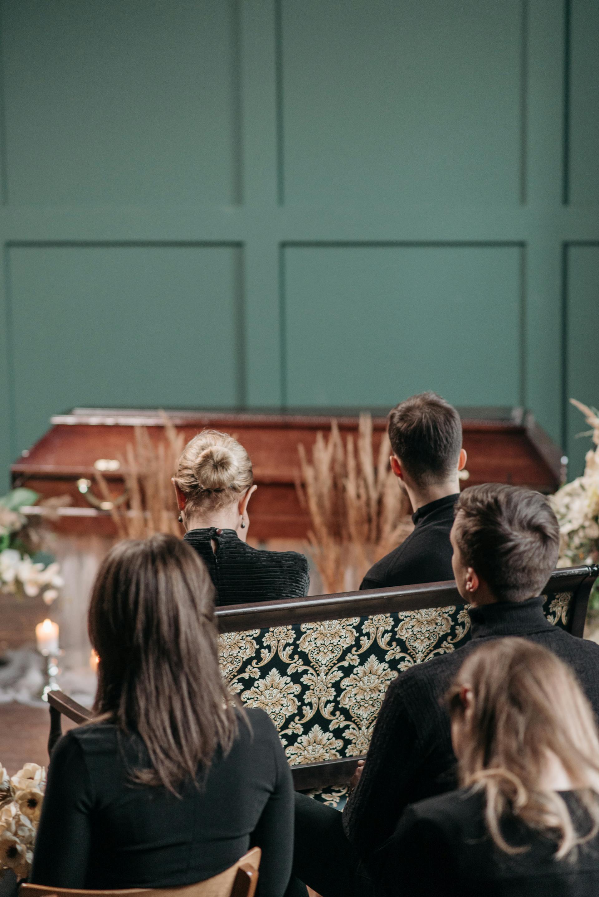 Personas en duelo asistiendo a un funeral | Fuente: Pexels