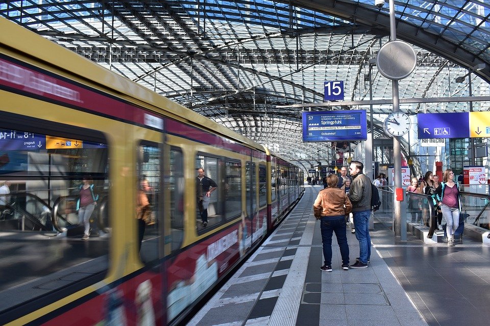 Pasajeros esperando que se detenga el tren en la estación. | Foto: Pixabay