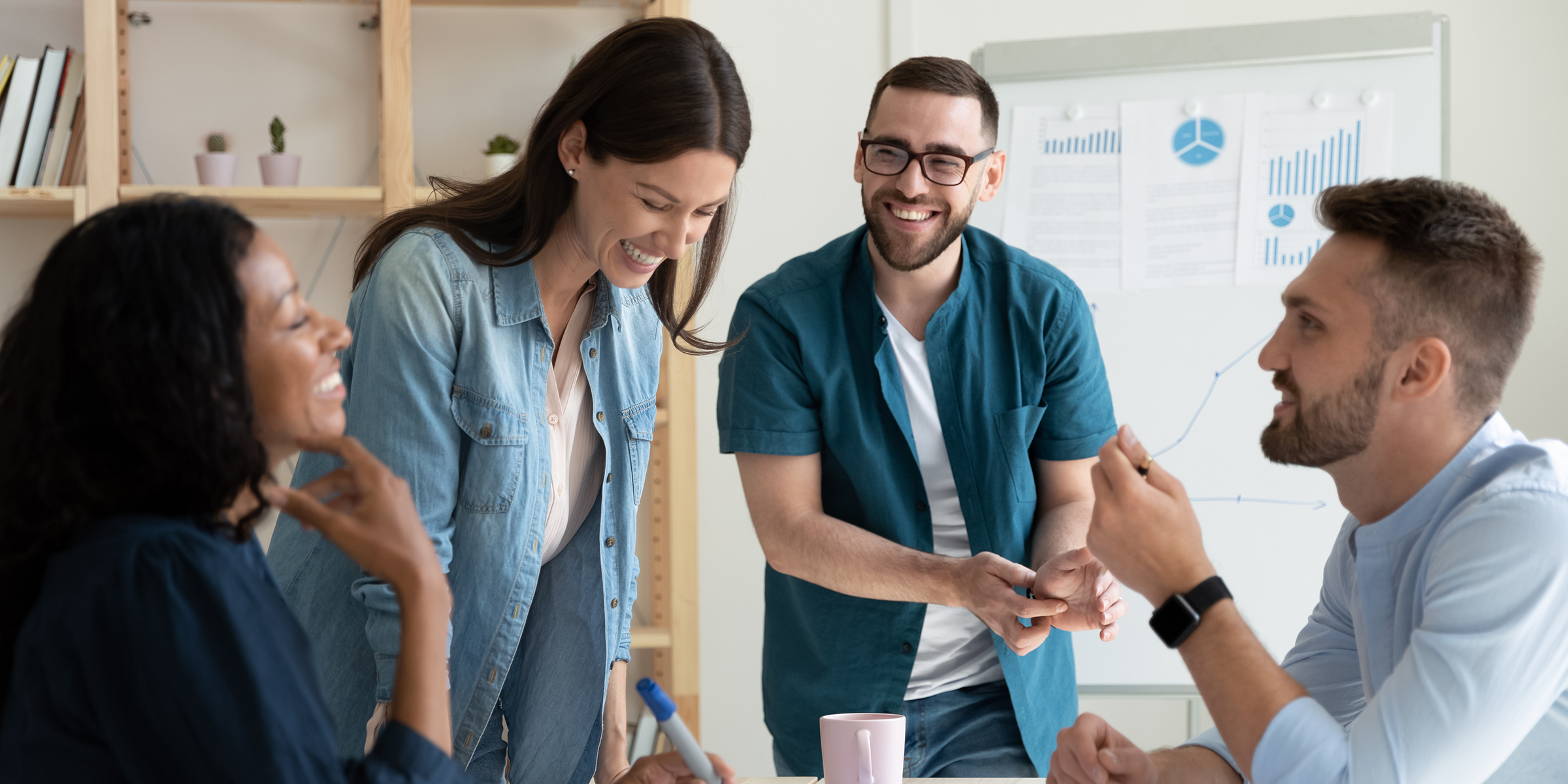 Personal en una reunión de oficina | Fuente: Shutterstock