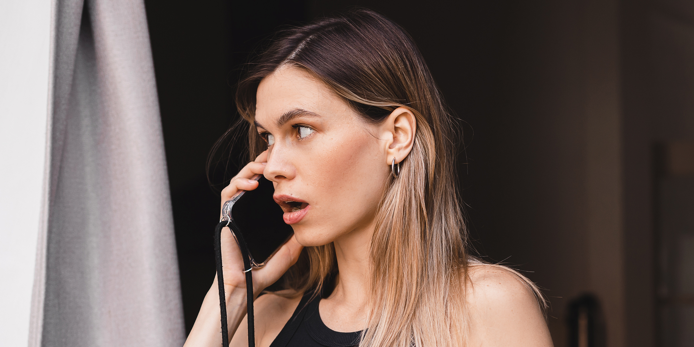 Una mujer hablando por teléfono | Fuente: Shutterstock