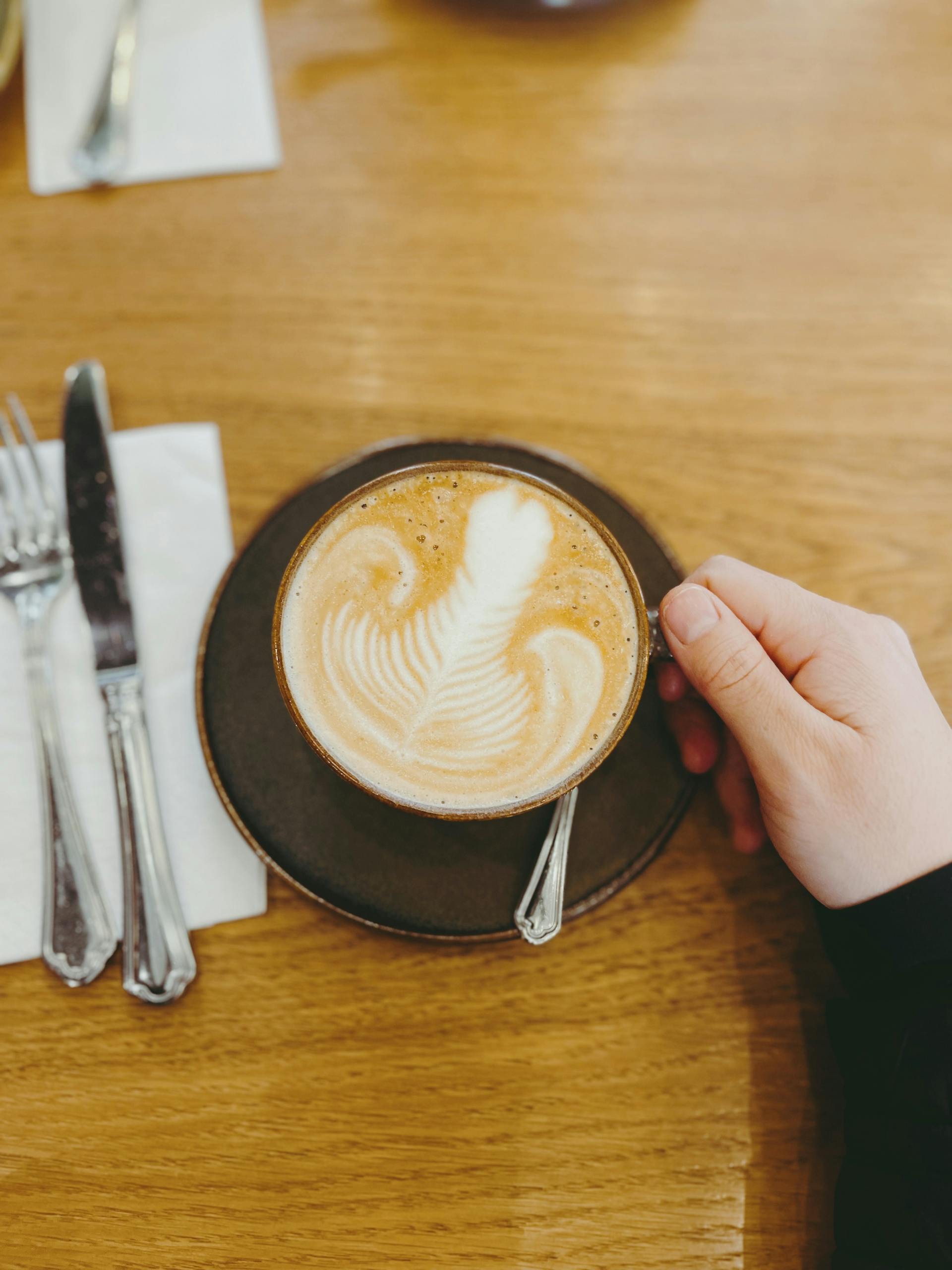 Una mujer sujetando su café | Fuente: Pexels