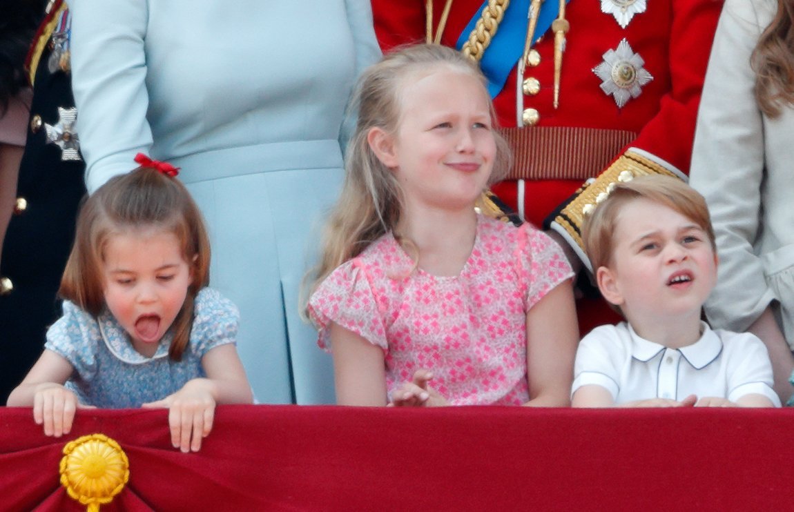 De izquierda a derecha: la princesa Charlotte, Savannah Phillips y el príncipe George en el evento Trooping the Colour, el 9 de junio de 2018. | Foto: Getty Images