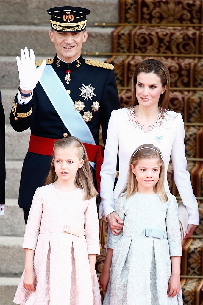 El rey Felipe VI y la reina Letizia junto a sus hijas Leonor y Sofía. Fuente:Getty Images