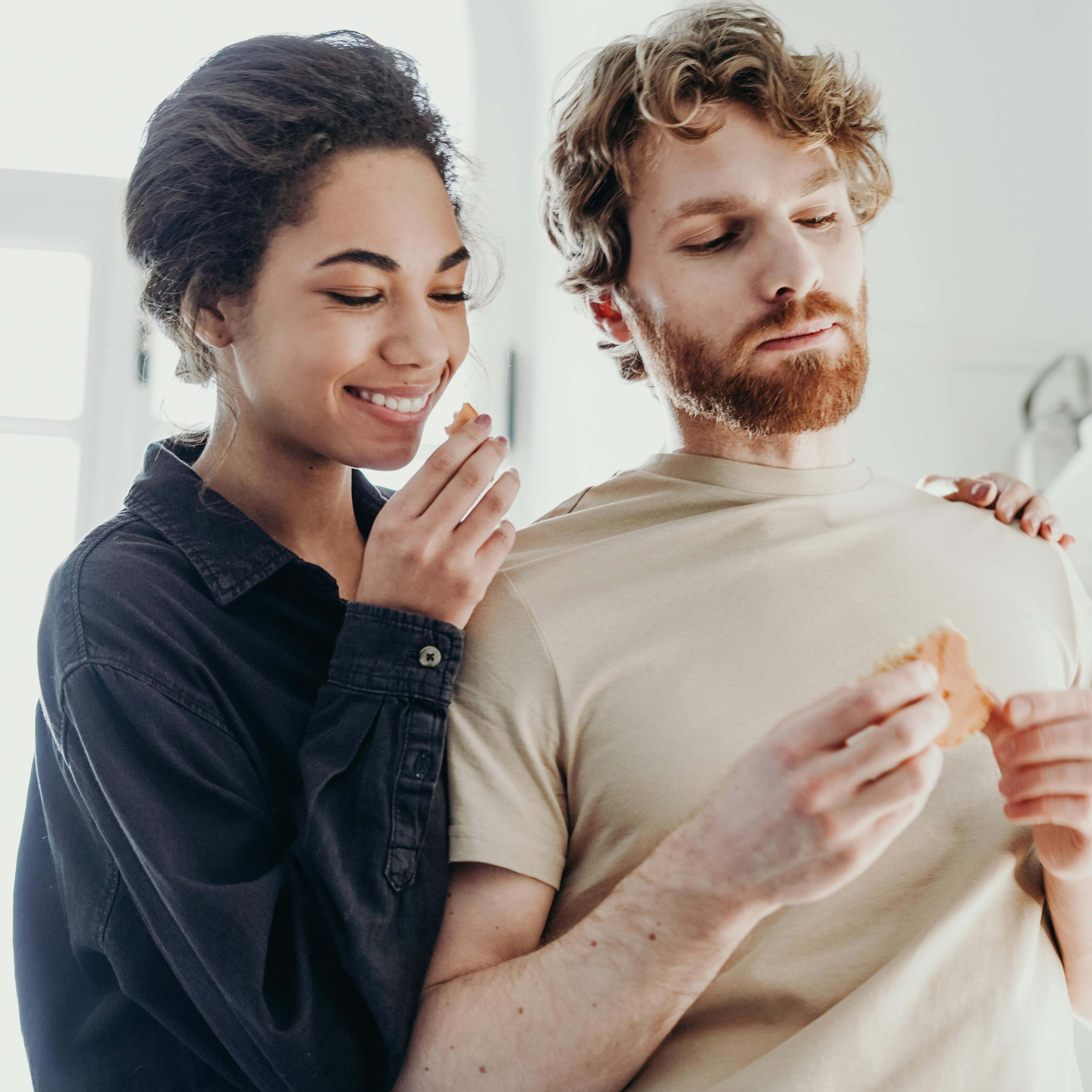 Una pareja terminando de comer juntos | Fuente: Pexels