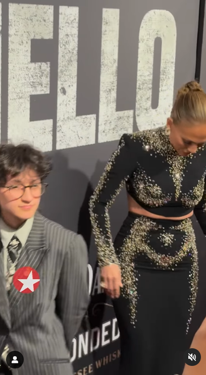 Jennifer Lopez y Emme Muñiz en la alfombra roja | Fuente: Instagram/broadwaycom