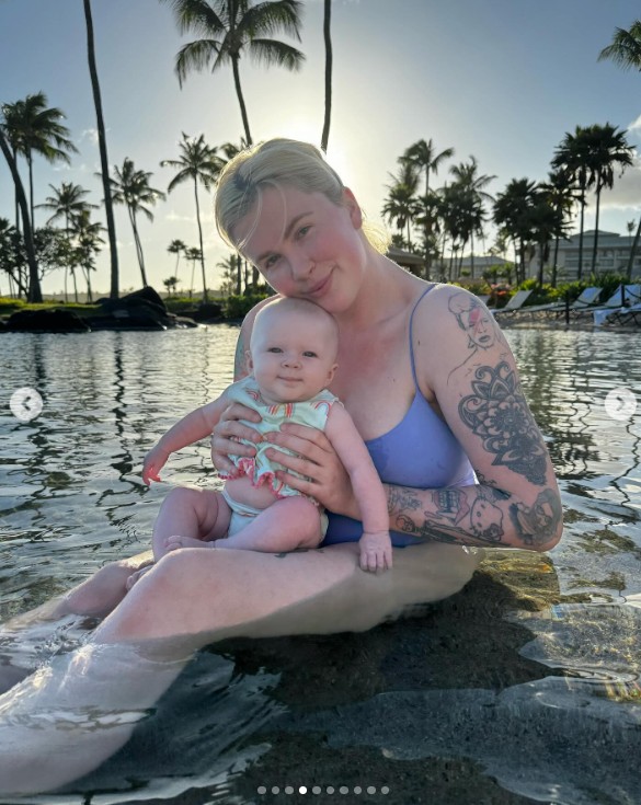 Ireland Baldwin y su hija disfrutando del agua en un post fechado el 12 de mayo de 2024 | Fuente: Instagram/irelandlandireland