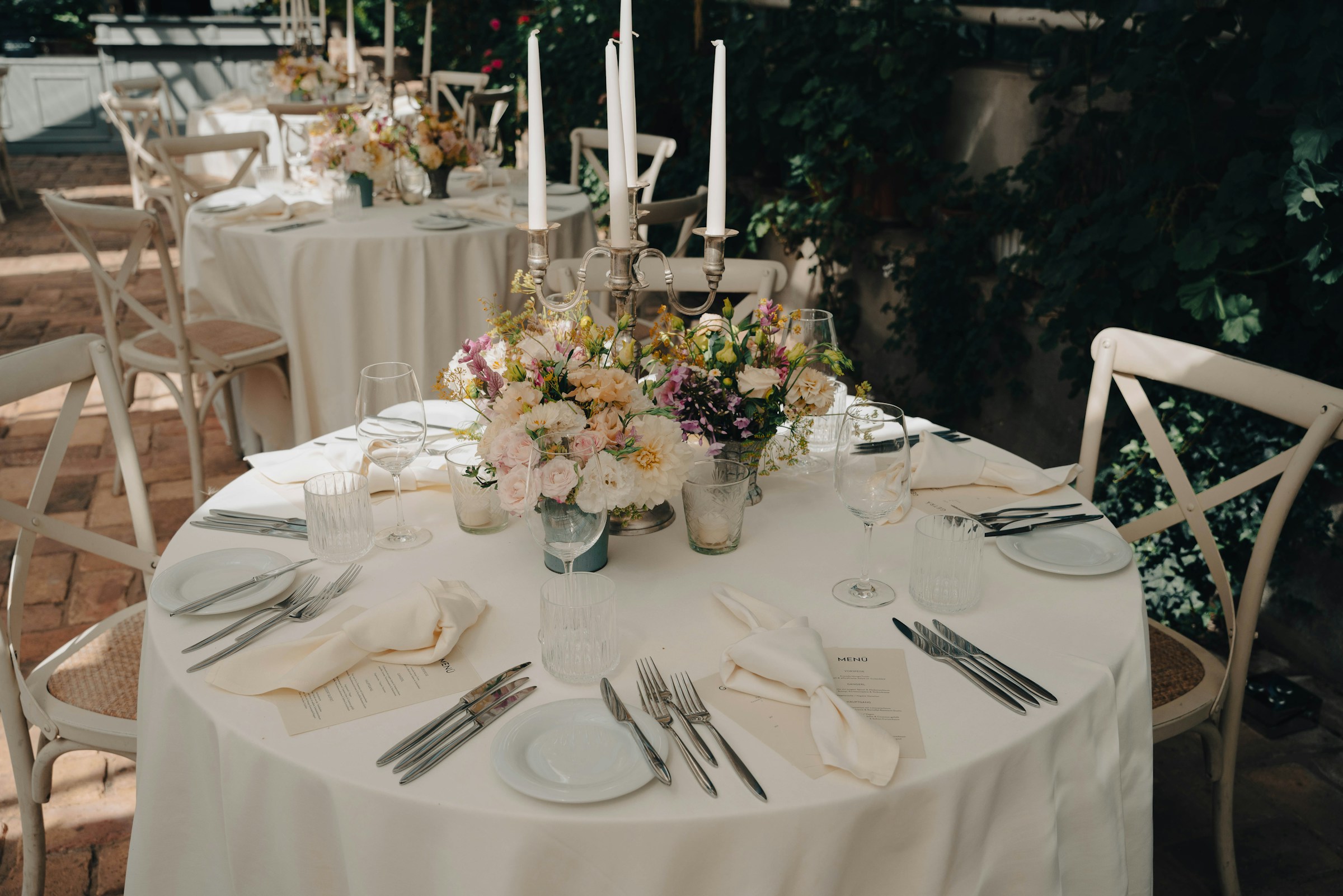 Mesas vacías en el lugar de la boda | Fuente: Unsplash