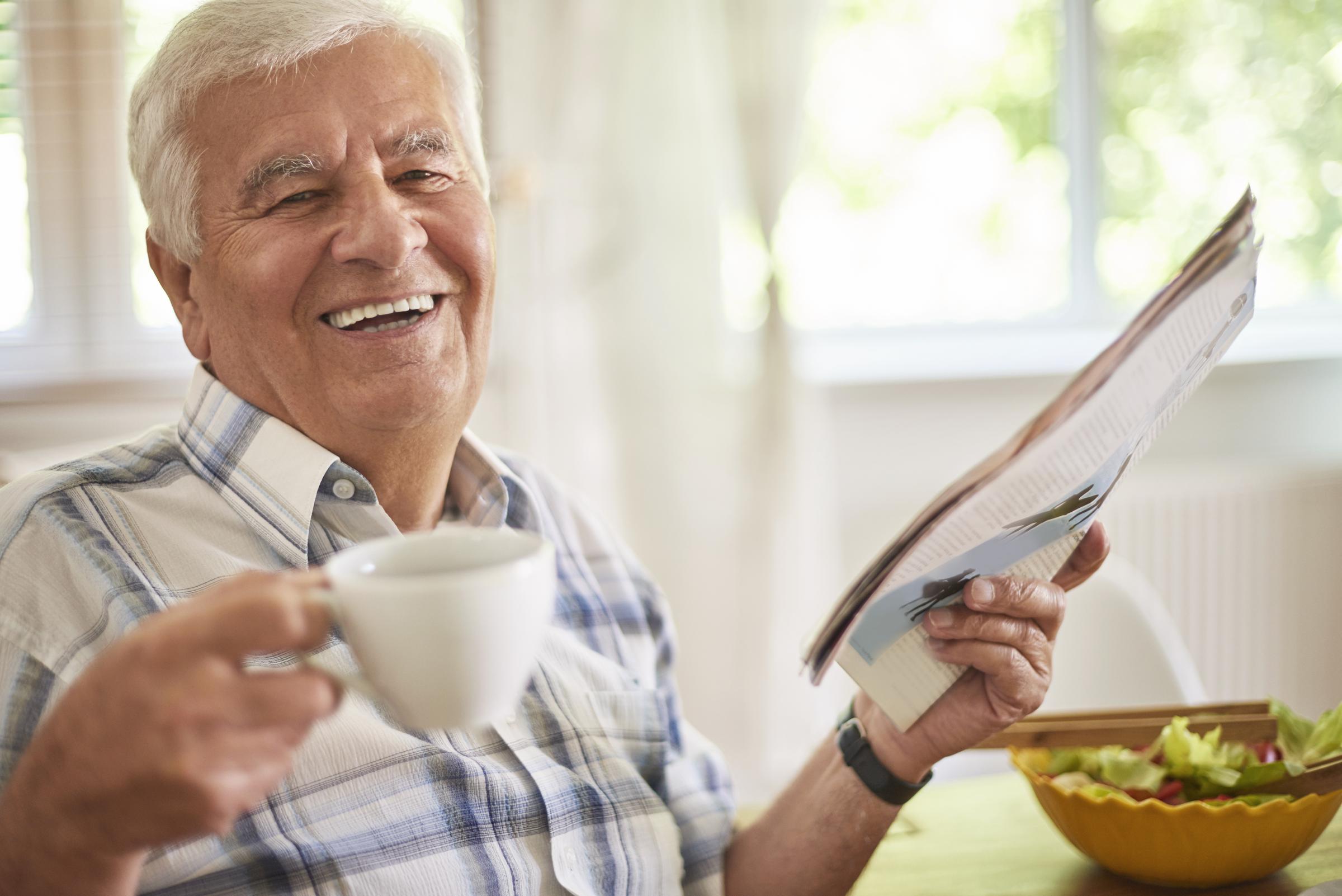 Un anciano feliz | Fuente: Freepik