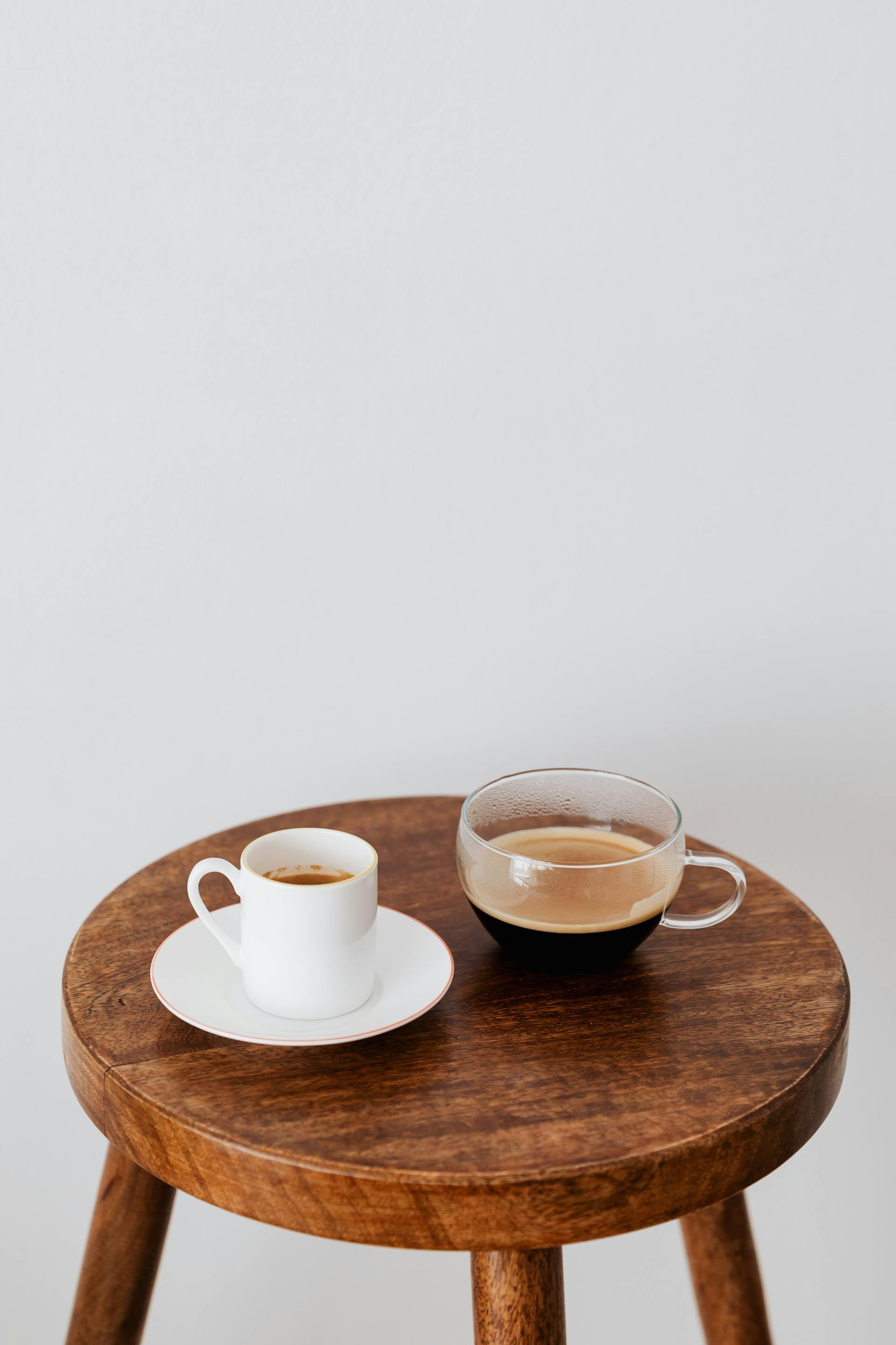 Tazas sobre una mesa | Foto: Pexels
