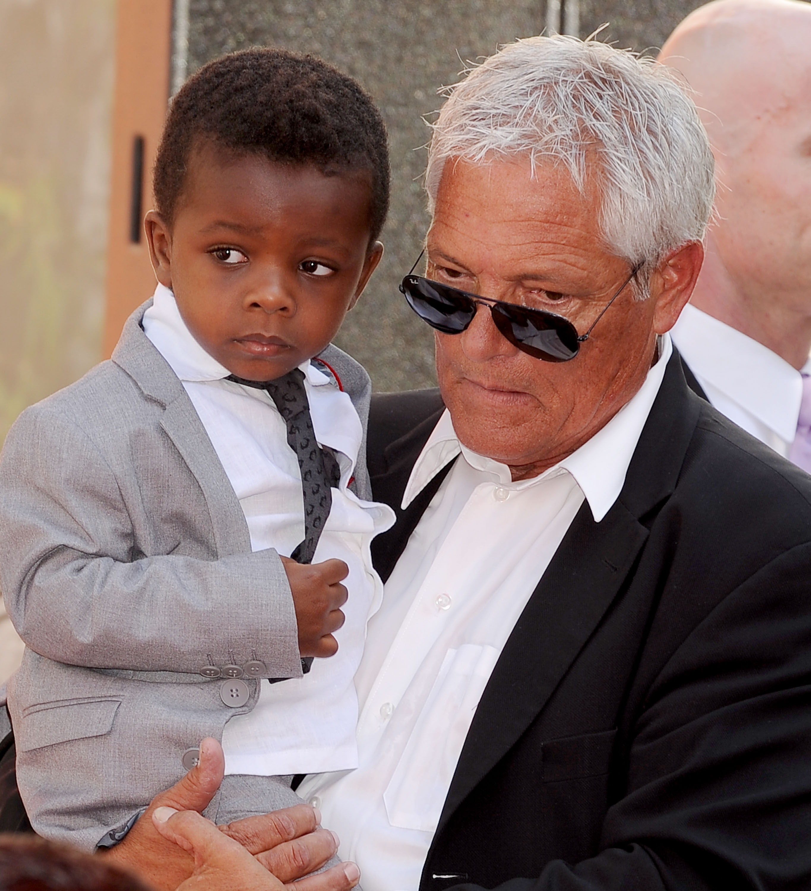 El hijo de Sandra Bullock, Louis, asiste a la Ceremonia de "Hand and Footprint"  de su madre en el Teatro Chino TCL de Hollywood, California, el 25 de septiembre de 2013 | Fuente: Getty Images