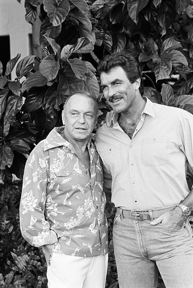 MAGNUM, P.I. (alt: Magnum P.I.) en un momento fuera de cámara, Frank Sinatra y Tom Selleck durante la producción del episodio, "Laura". Imagen del 6 de enero de 1987. | Foto: Getty Images