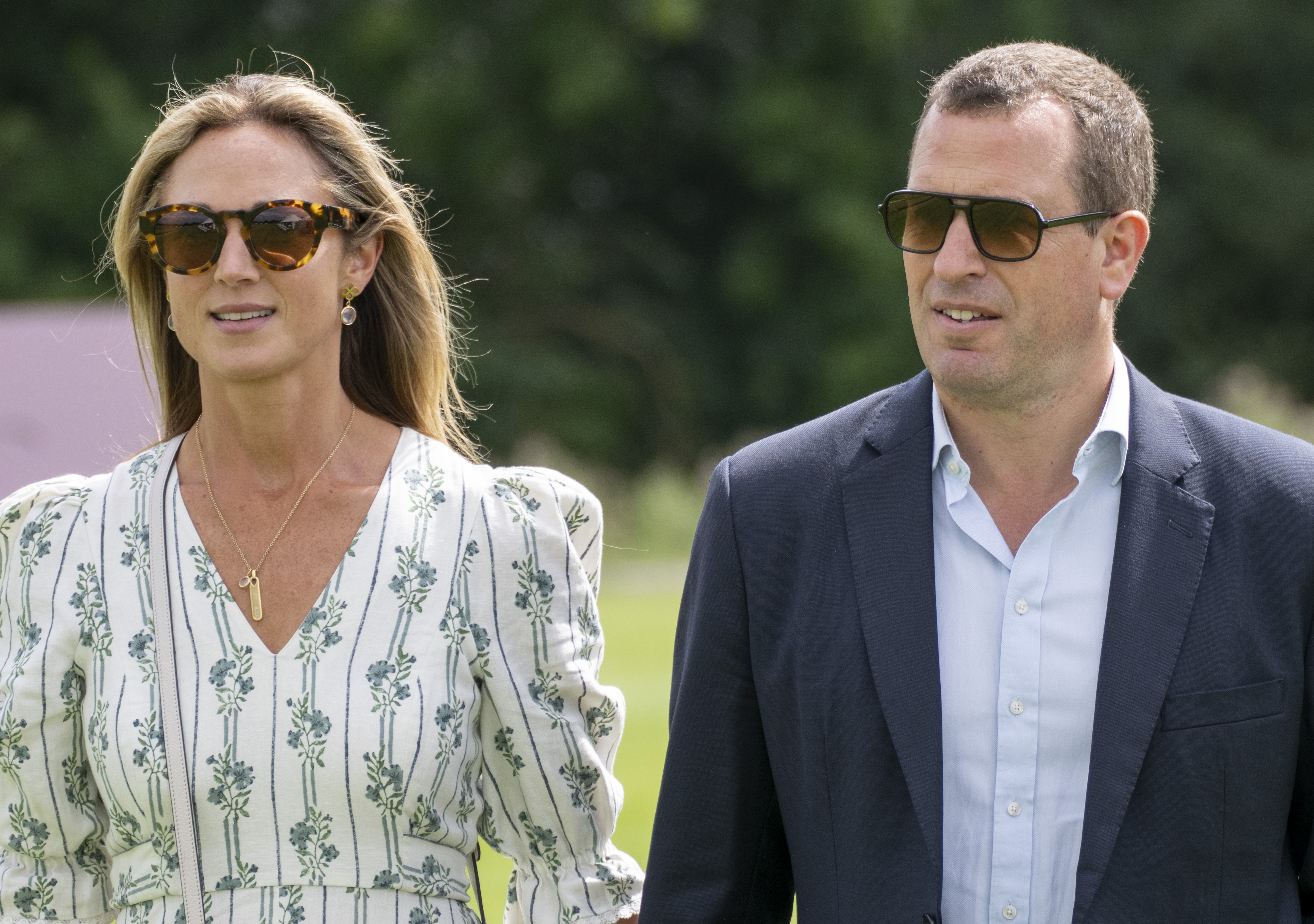 Peter Phillips y Harriet Sperling en el Royal Charity Polo match el 12 de julio de 2024, en Windsor, Inglaterra. | Fuente: Getty Images