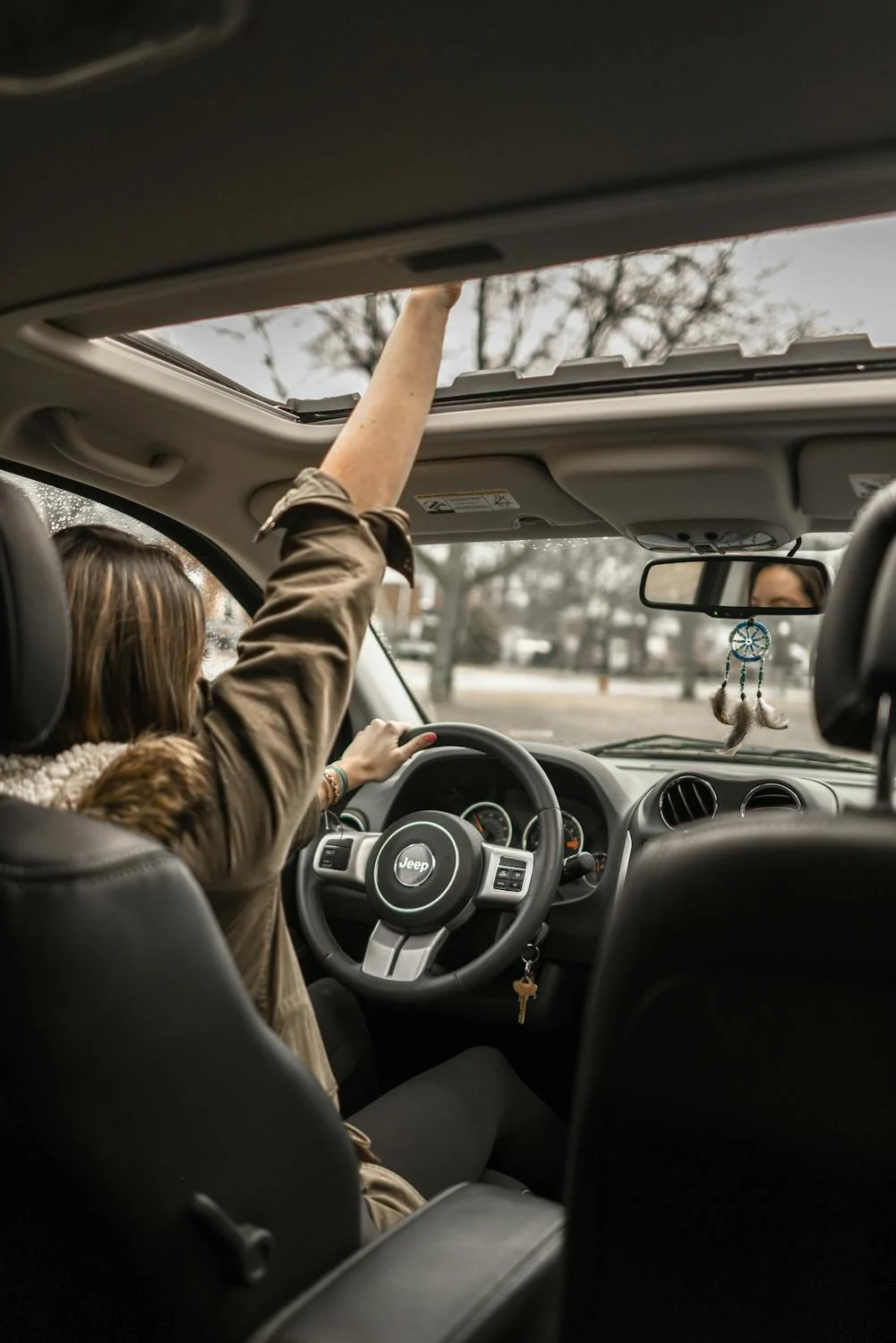 Una mujer feliz conduciendo | Fuente: Pexels