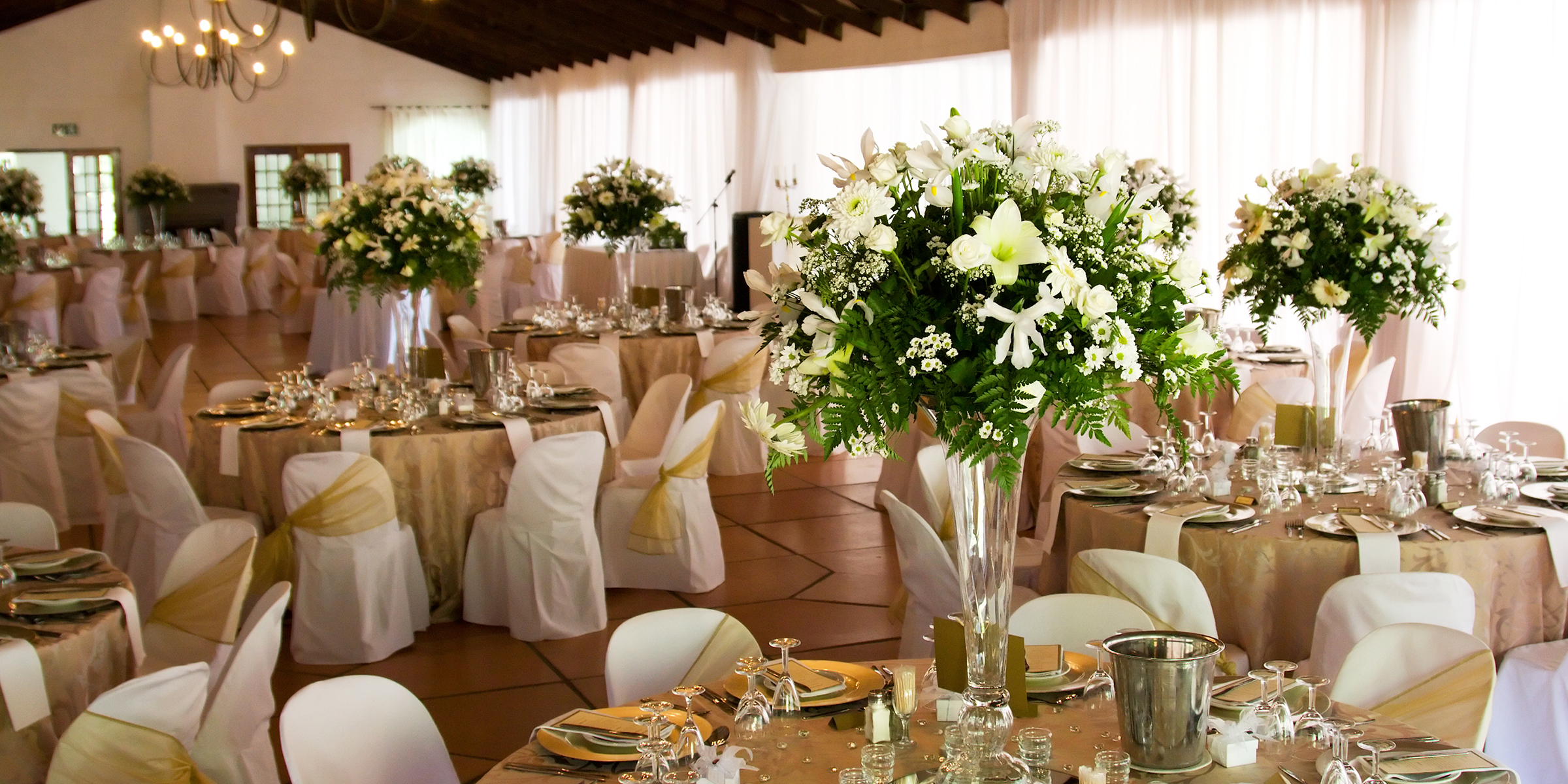 Mesas en un banquete de boda | Fuente: Shutterstock